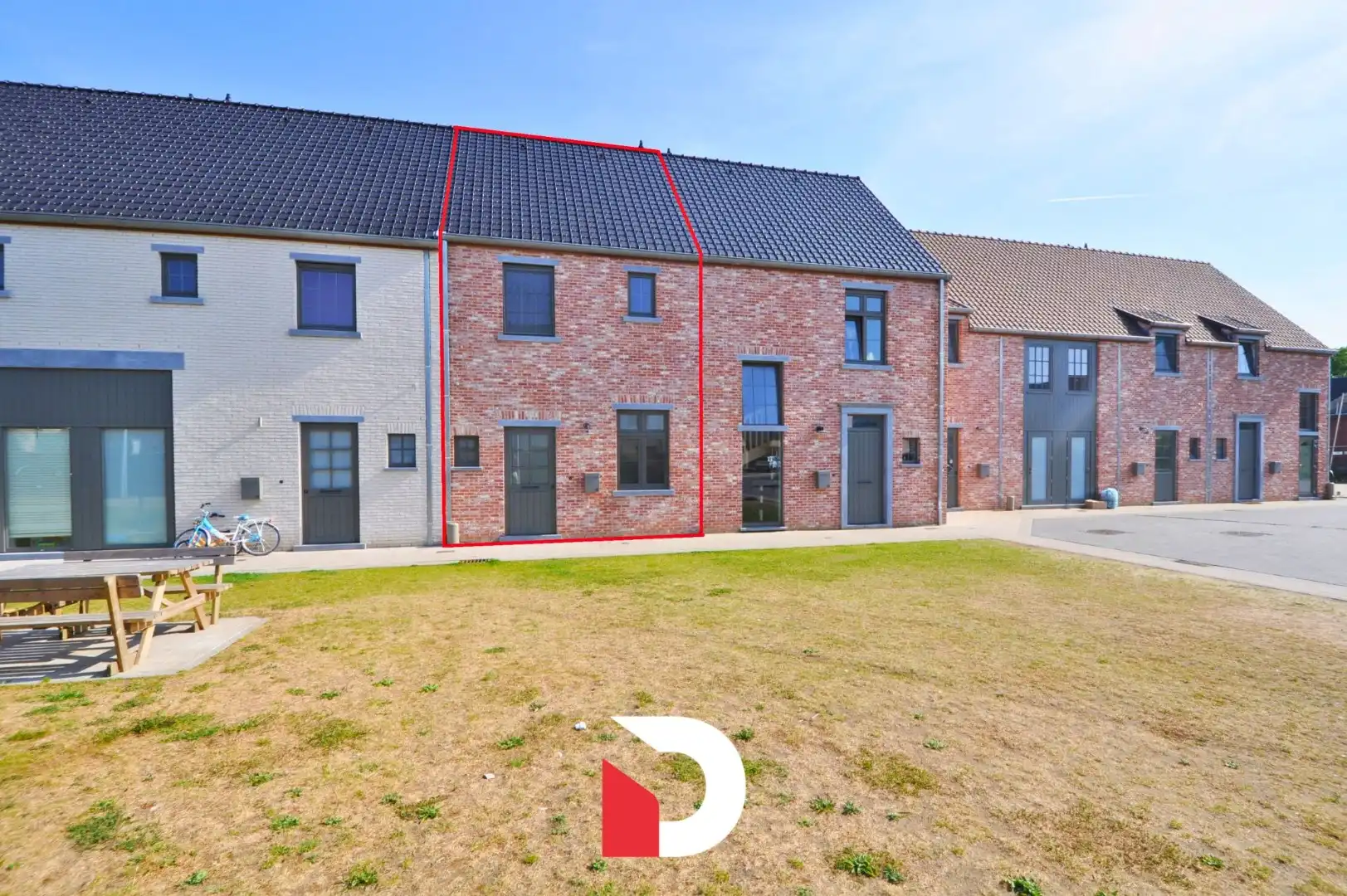 Ruime recente woning met 4 slaapkamers, garage en autostaanplaats foto {{pictureIndex}}
