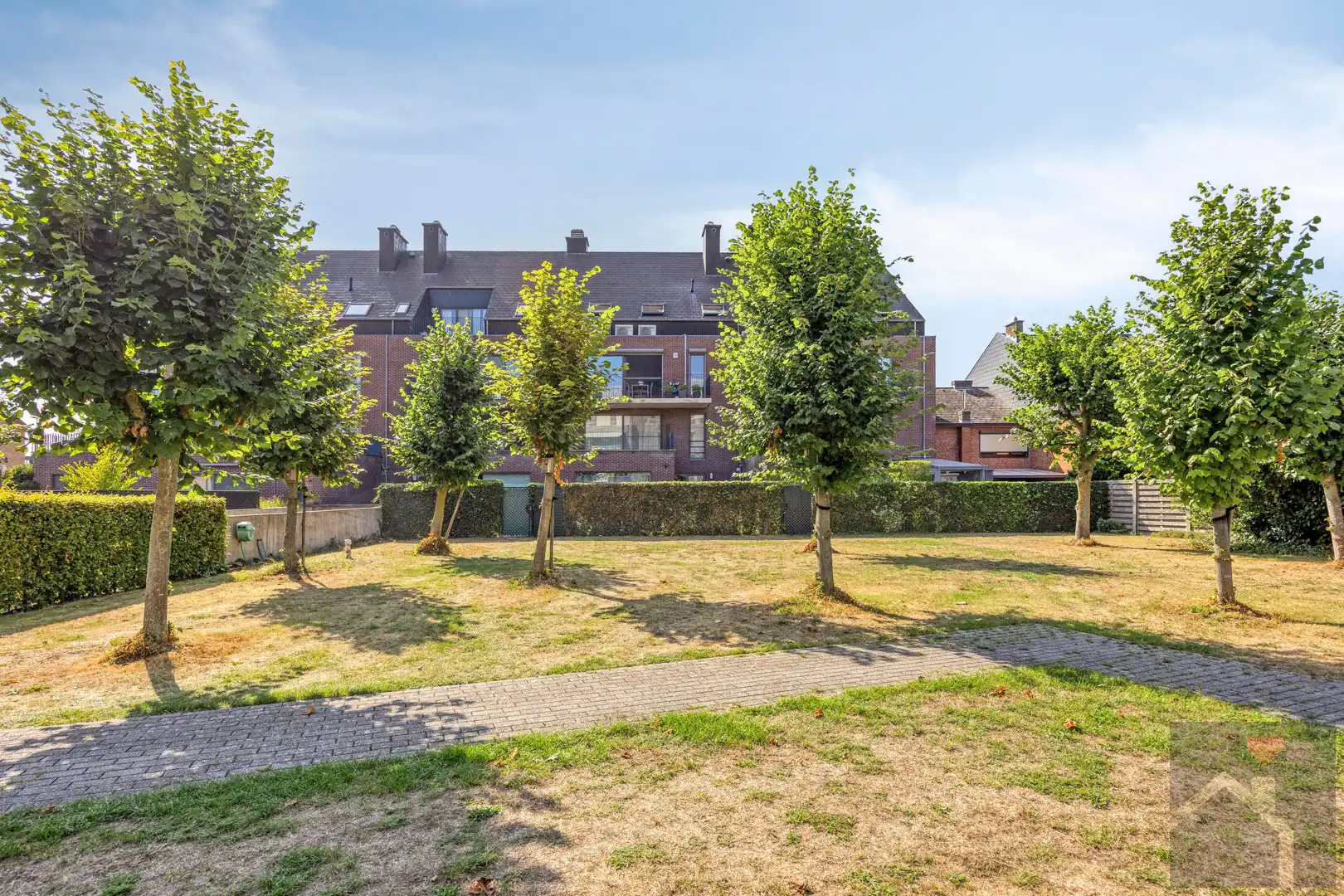 Instapklaar 2-slaapkamerappartement met terras, parking & berging in centrum Overpelt foto 23