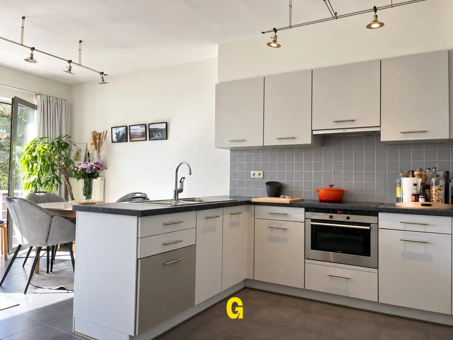 Instapklaar appartement met 1 slaapkamer en prachtig terras in hartje Hoeselt foto 3