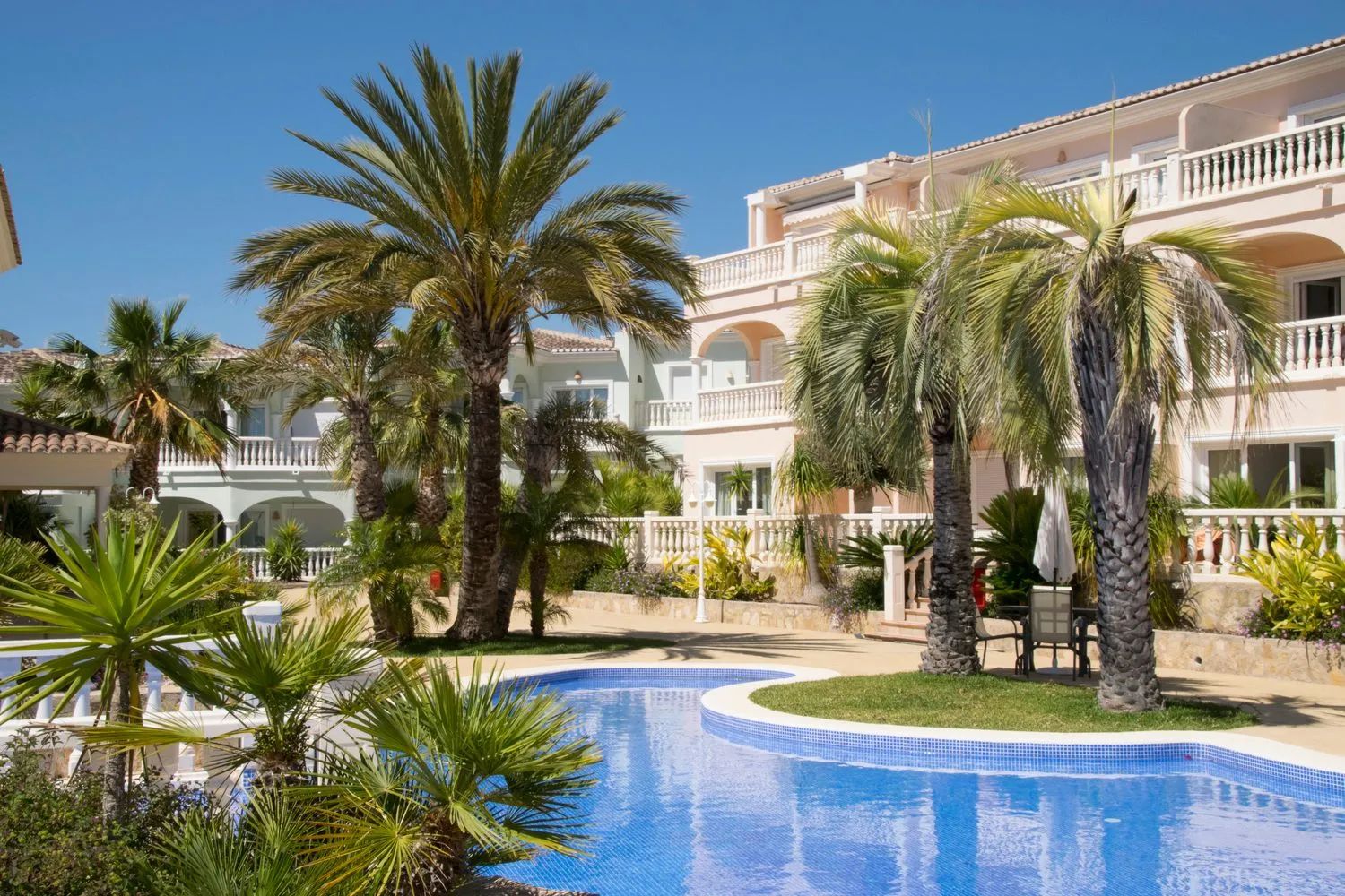 Instapklaar appartement met zonnig terras en zwembadzicht in Benissa Costa foto 8