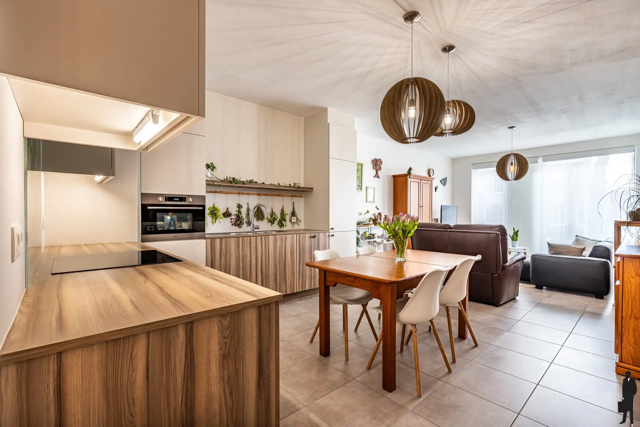 Instapklaar gelijkvloers appartement met tuin en carport foto 3