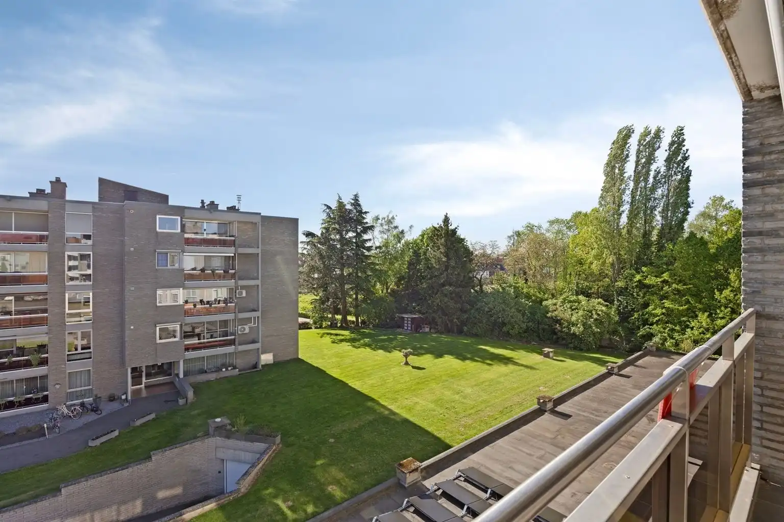 Zeer ruim 2 (+1)-slaapkamer appartement met overdekt terras, ondergrondse garagebox en aparte berging gelegen op wandelafstand van het centrum van Maaseik.  foto 26