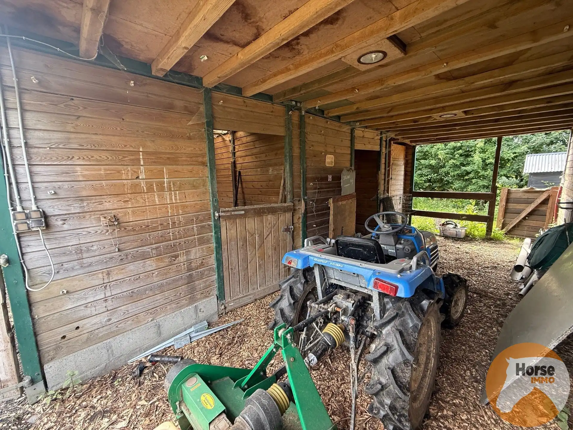 HUMBEEK - Droomplek voor paarden met weide, stallen en piste foto 2