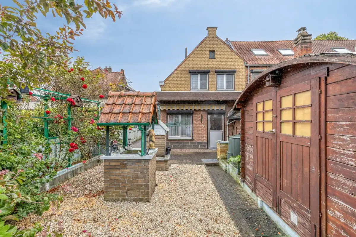 Solide driegevelwoning aan rustig pleintje in Vilvoorde. foto 24