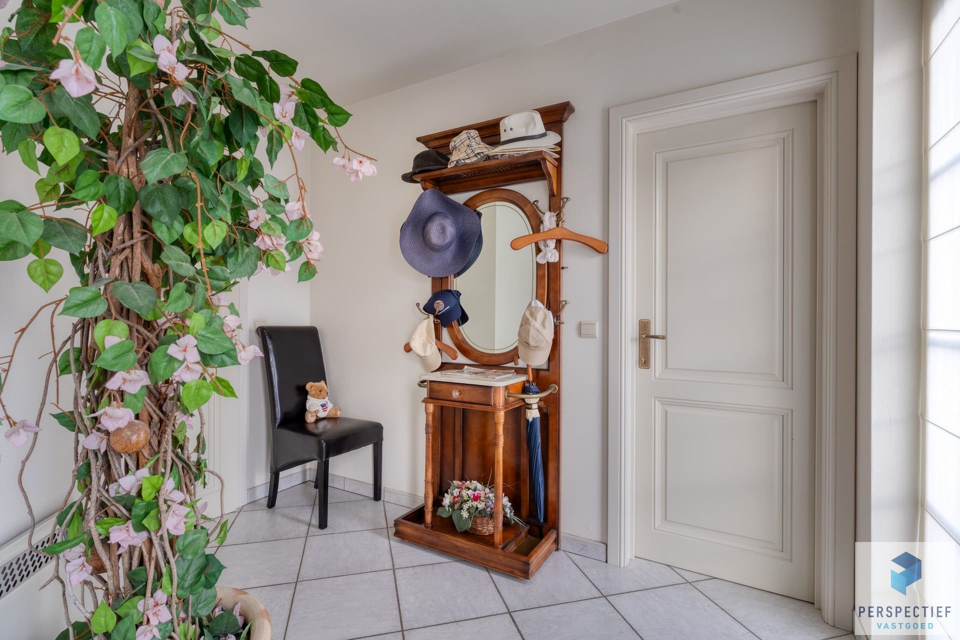 Statige ruime villa met loods en ingerichte studio in een rustige omgeving foto 5