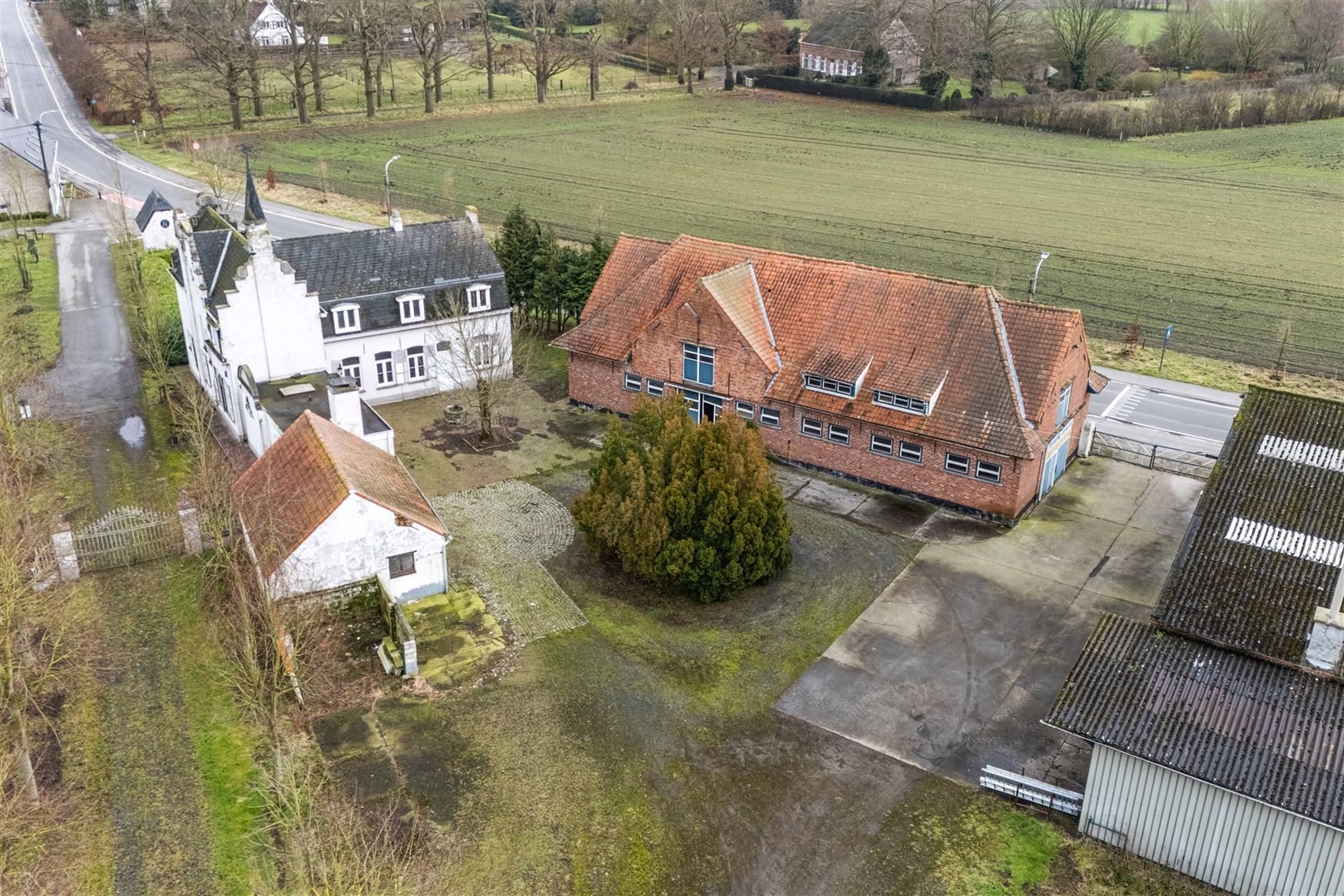 Karakterwoning met riante bijgebouwen foto 25