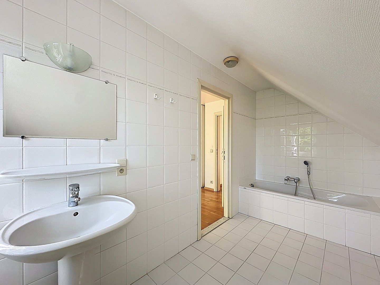 Zonovergoten alleenstaande villa met grote prachtige tuin (1.002m²). foto 11