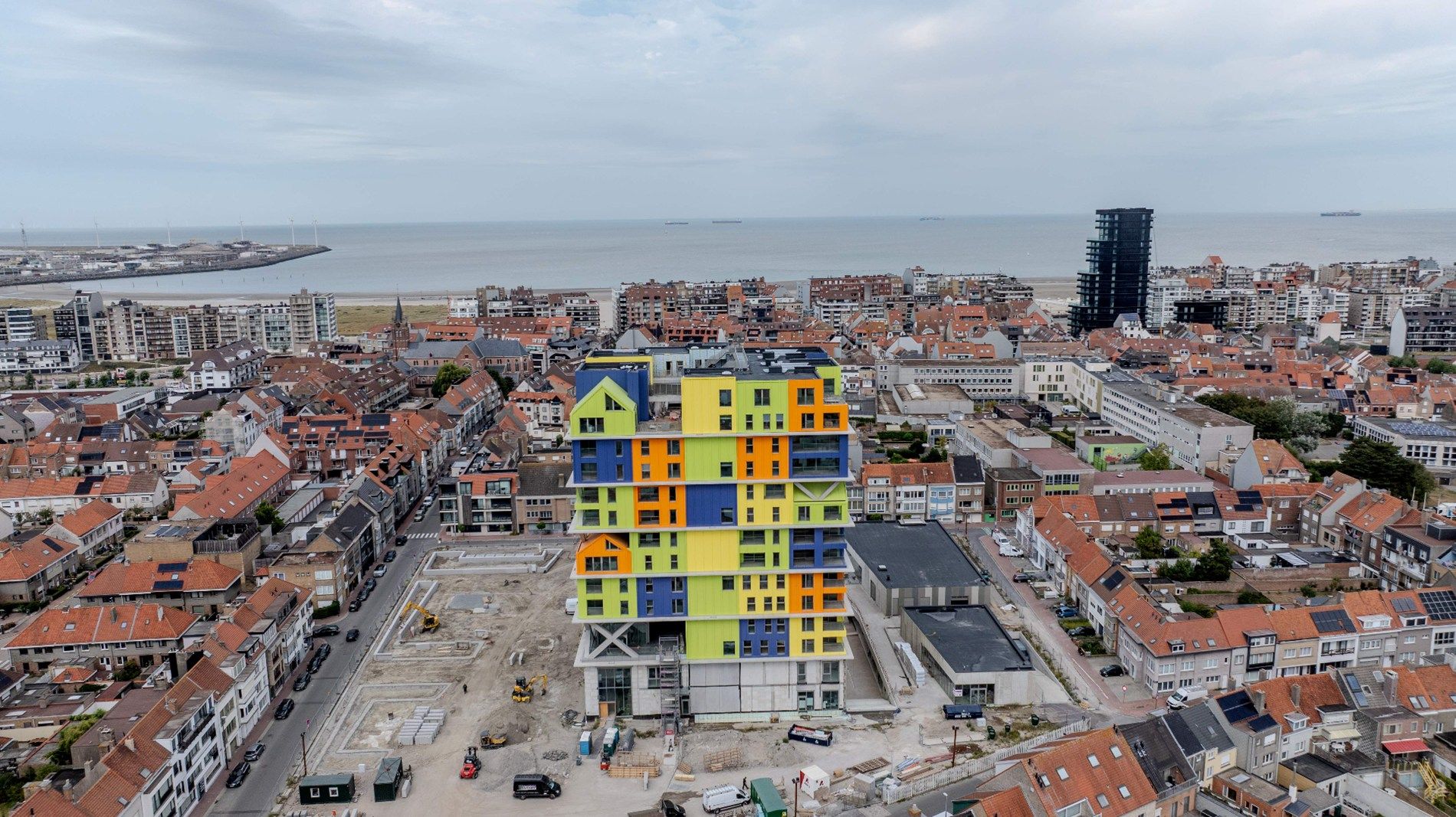 HOOST is een iconische toren met een expressief gevelontwerp op enkele honderden meters van de zee foto 8