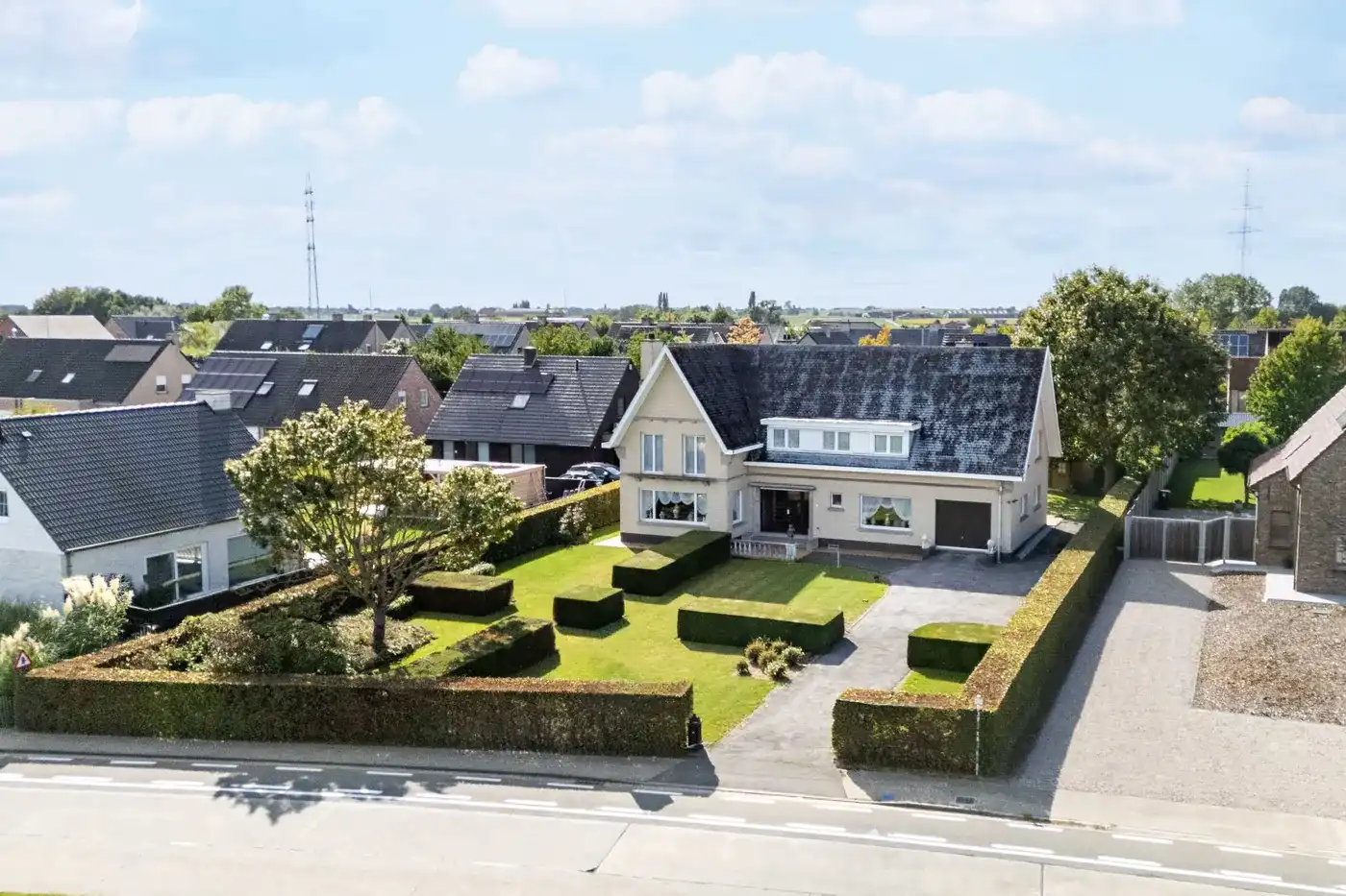 Ruime gezinsvilla op groot perceel in Otegem foto {{pictureIndex}}