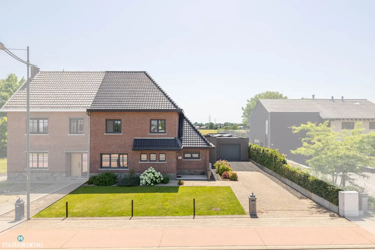 GROTENDEELS GERENOVEERDE EN ENERGIEZUINIGE GEZINSWONING MET ZUIDGERICHTE TUIN VAN 832M² EN GARAGE VAN 73 M² foto {{pictureIndex}}