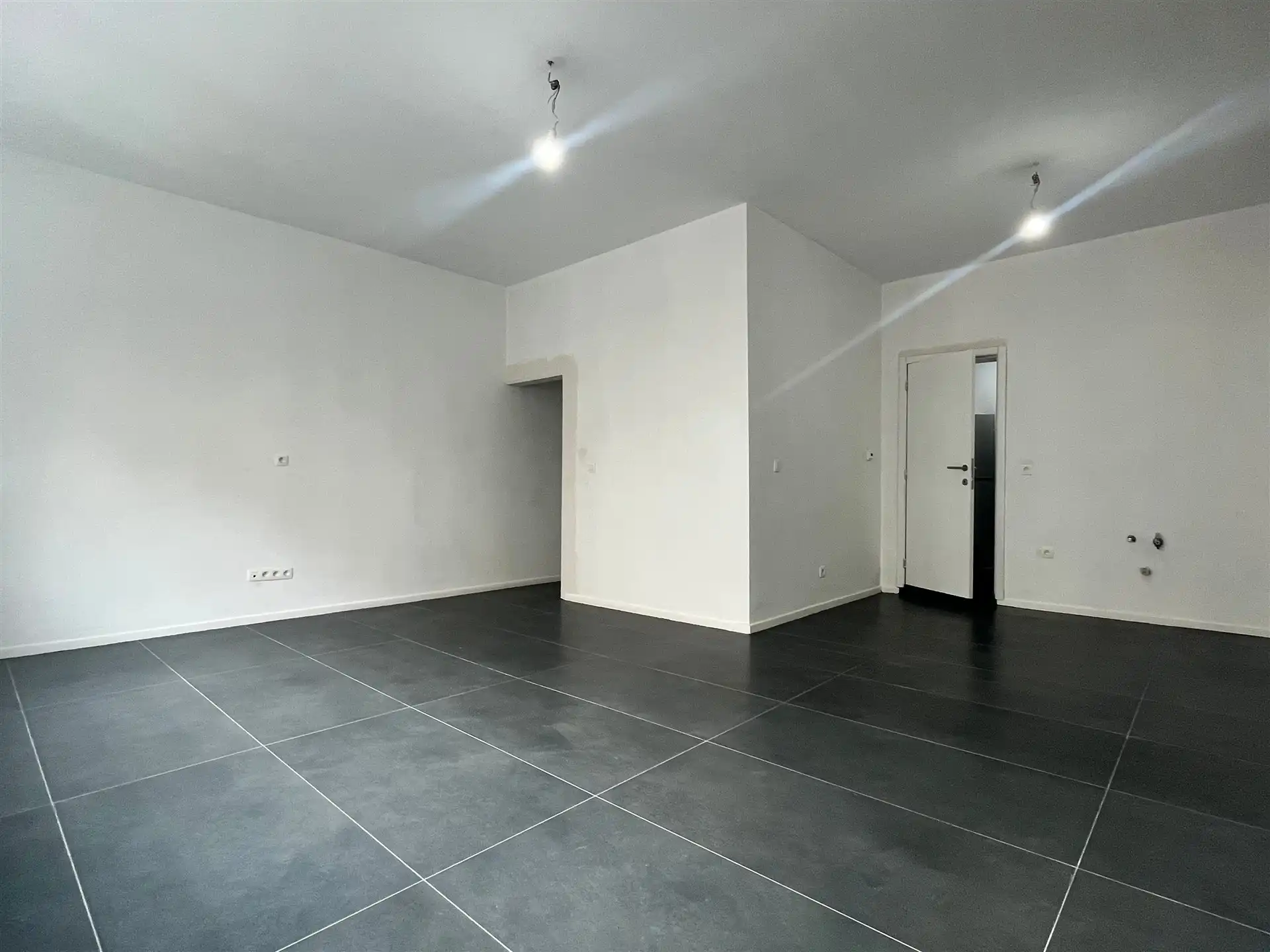 Volledig vernieuwd 2-slaapkamerappartement met gemeenschappelijk terras foto 2