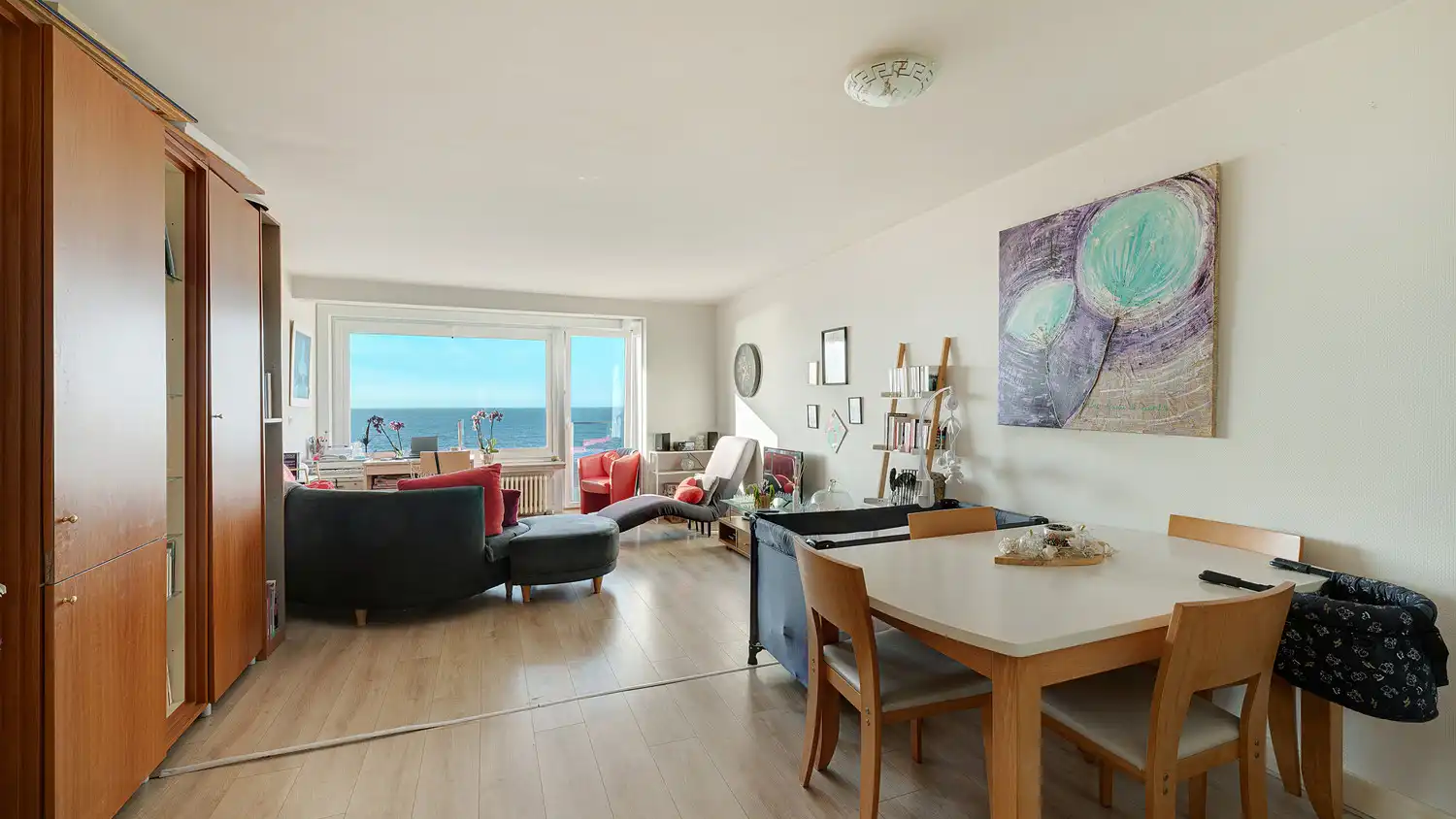 Ruim 2-slaapkamerappartement met frontaal zeezicht op een gegeerde ligging aan de Zeedijk. foto 2