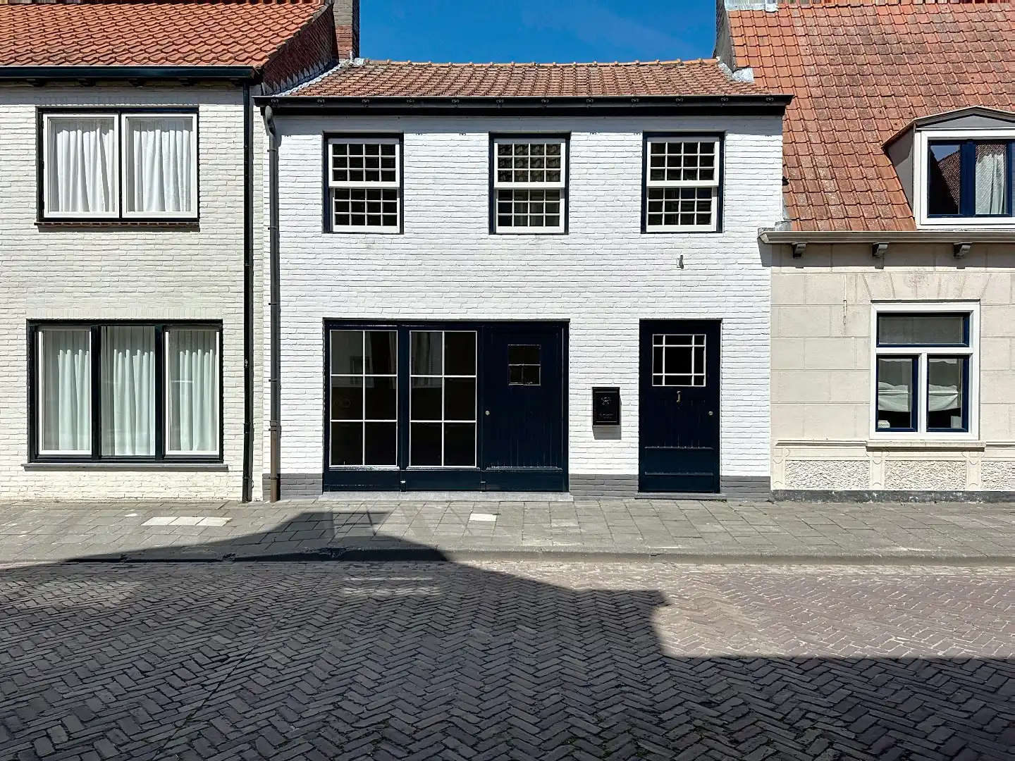 Sfeervolle en luxe tussenwoning in Zuidzande met vrij zicht over de velden foto 3