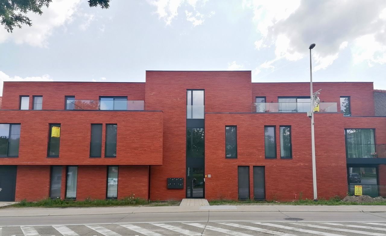 Nieuwbouw appartement op de 1ste verdieping met twee slaapkamers, terras, één parkeerplaats en een kelderberging. foto {{pictureIndex}}