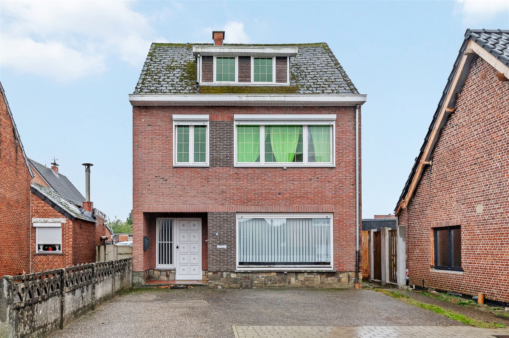 Hoofdfoto van de publicatie: WONING MET GROOT POTENTIEEL OP IDEALE LIGGING!