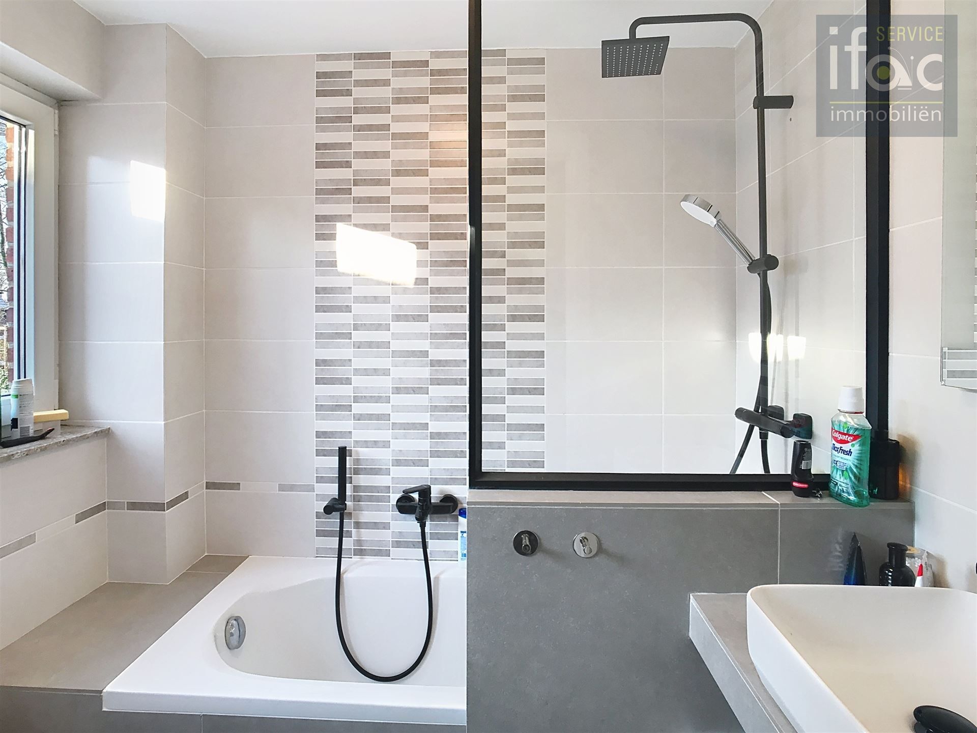 Mooi gerenoveerde woning met 4 slaapkamers en 2 badkamers. foto 13