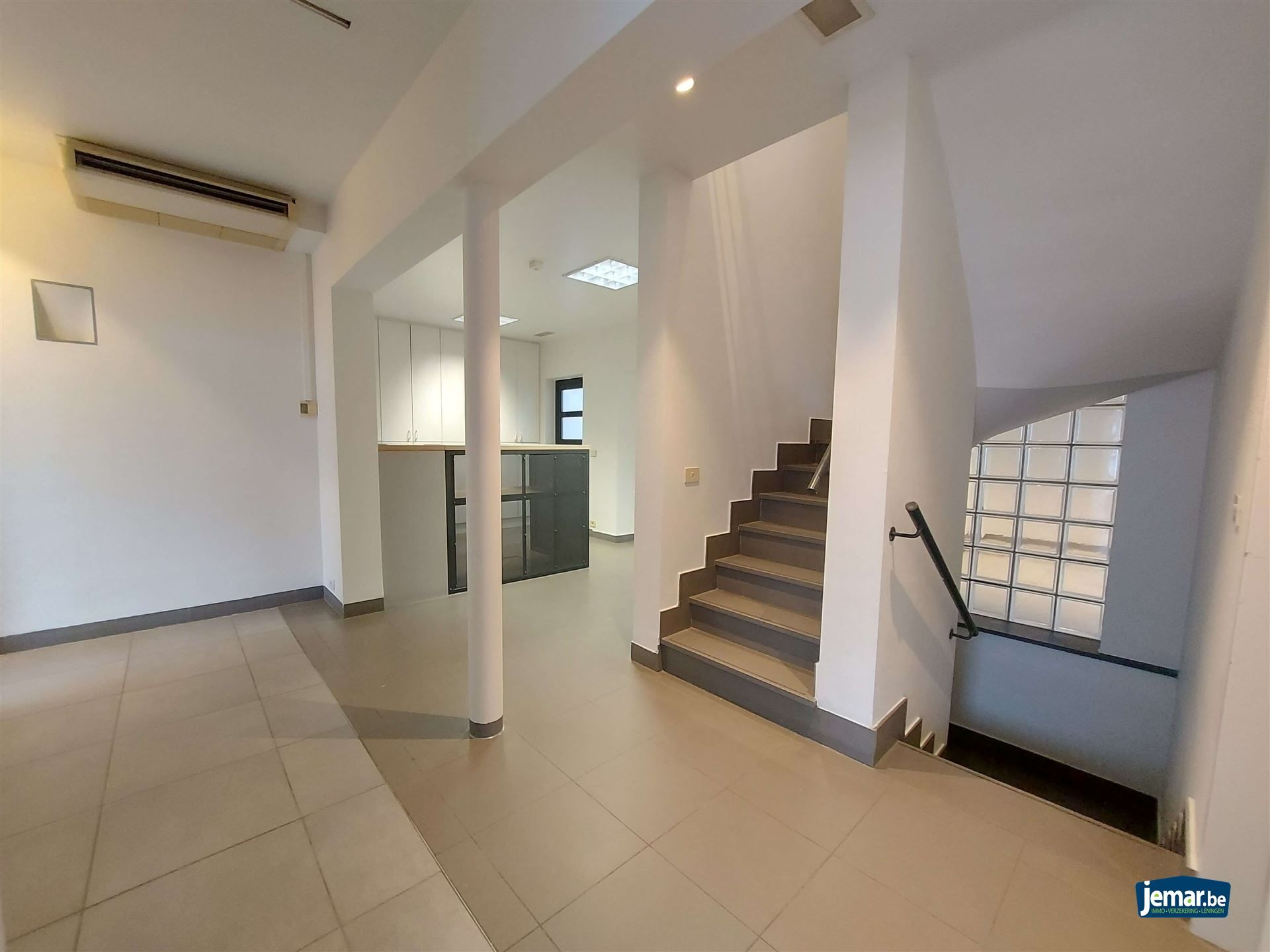 AANDELENOVERDRACHT: Handelspand met appartement foto 5