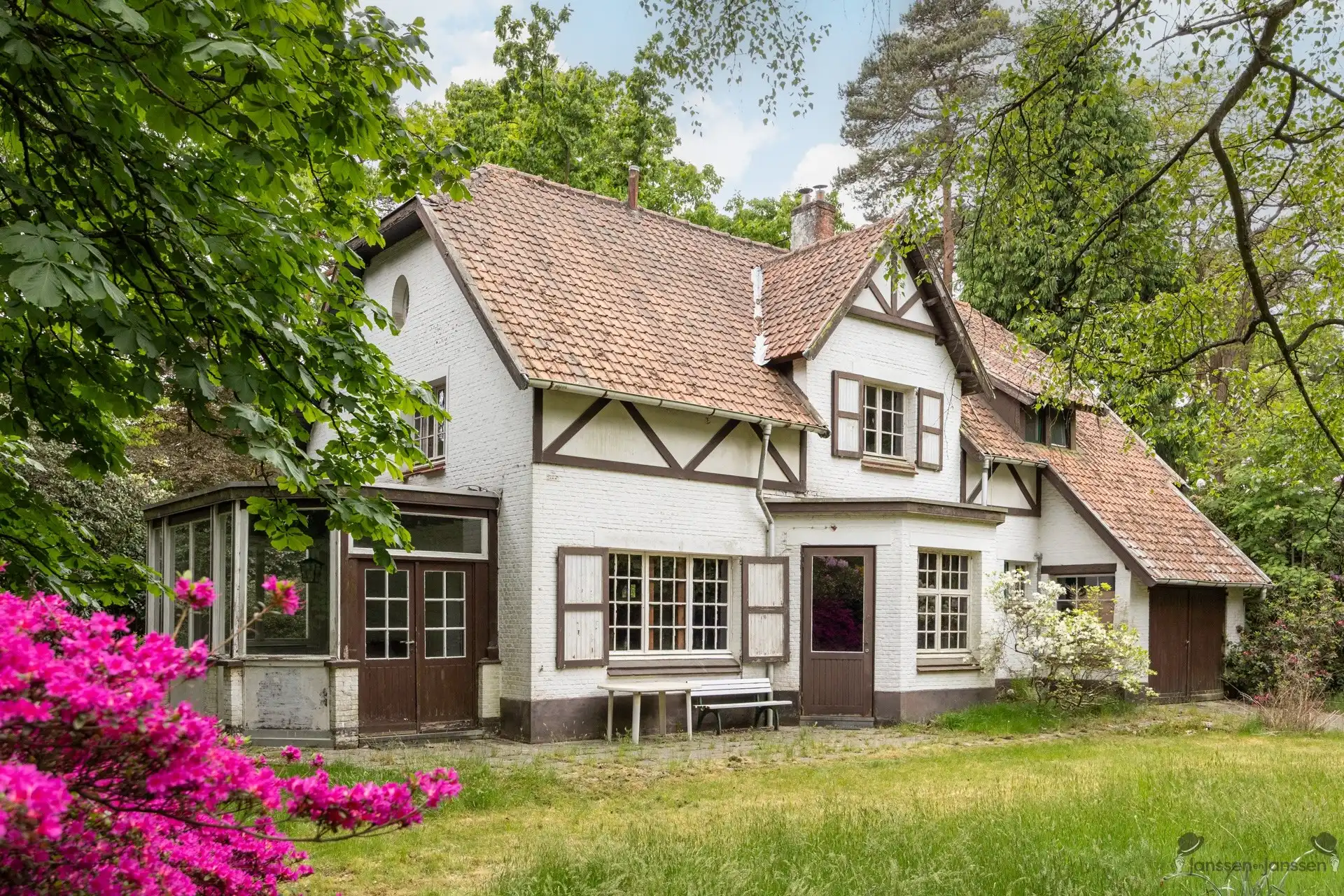 Hoofdfoto van de publicatie: Karaktervolle cottage-villa op een royaal perceel van 8.603 m² in Kapellenbos.