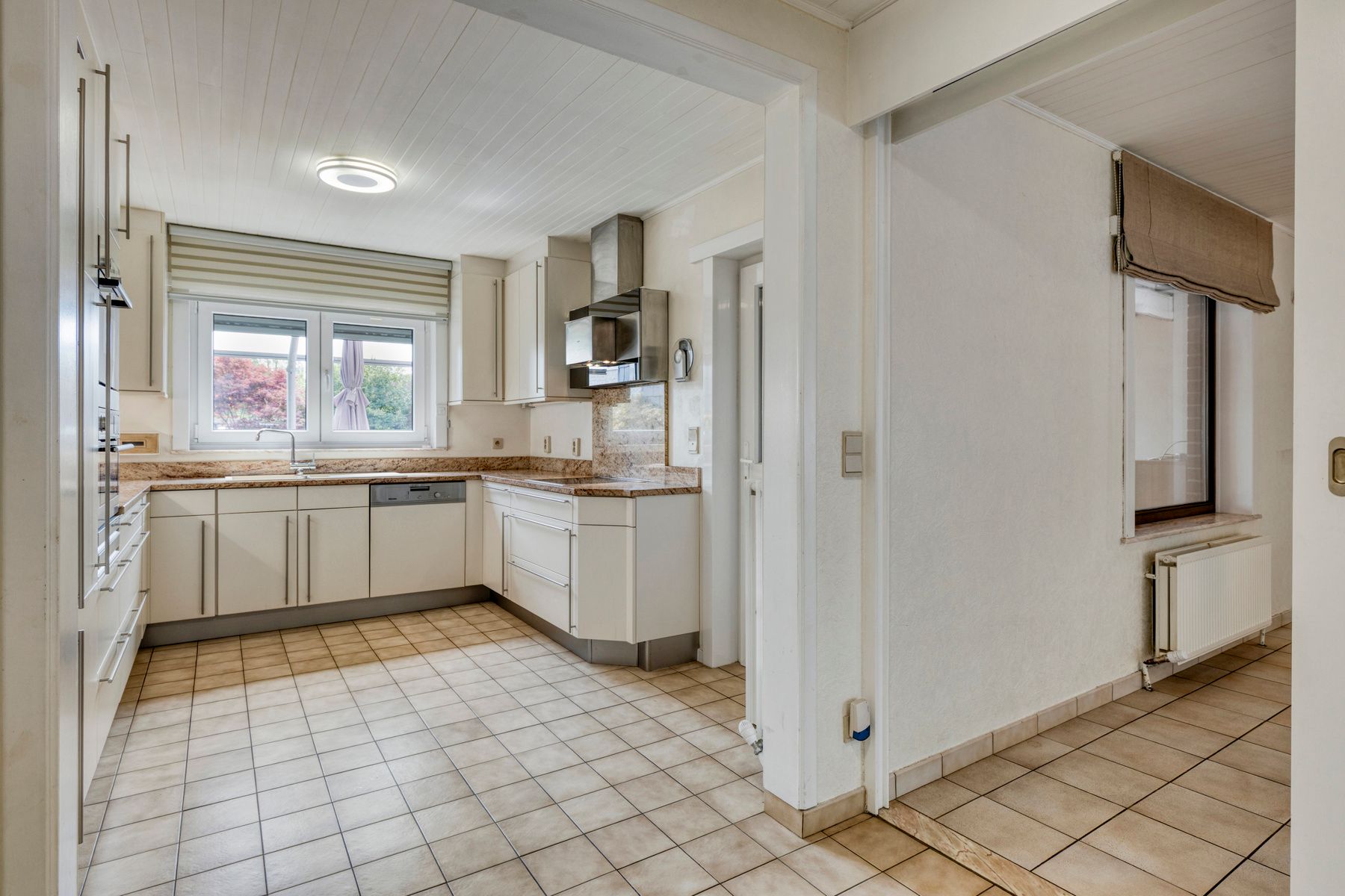 Rustig gelegen woning met 2 garages foto 5