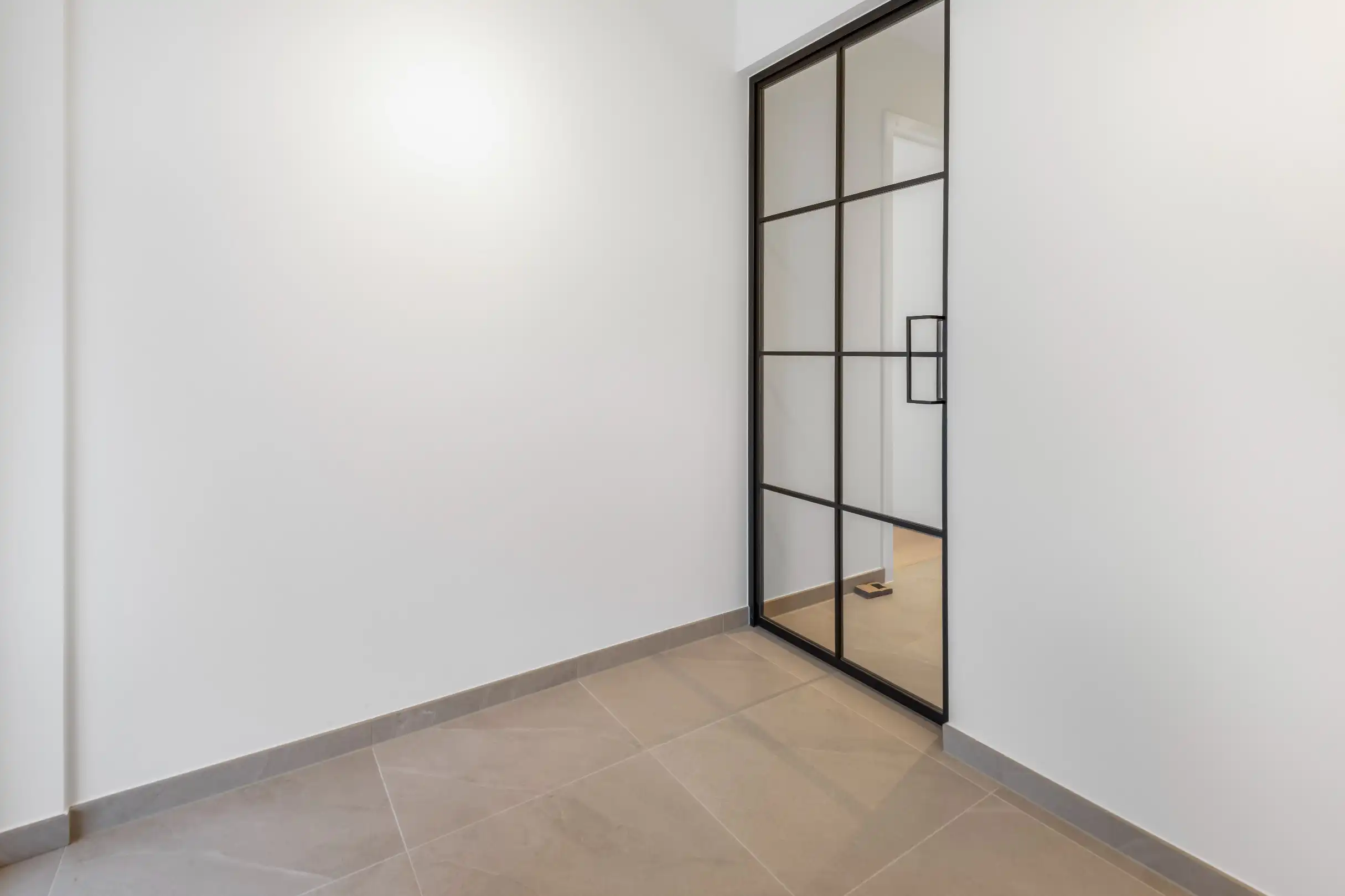 Moderne nieuwbouwwoning met ruime terrassen en ondergrondse dubbele garagebox foto 11