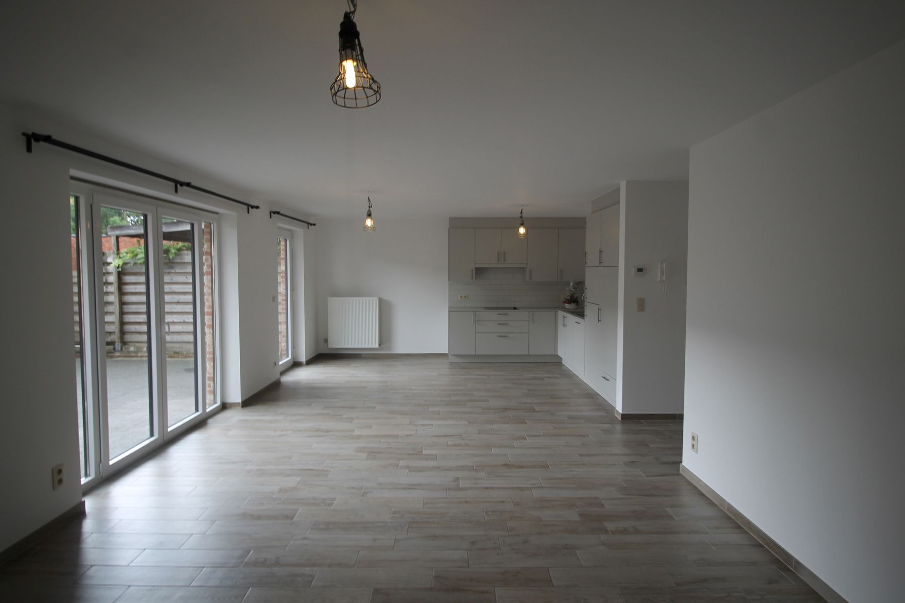 Een appartement op de benedenverdieping met 2 slaapkamers, ruim terras en carport. foto 2