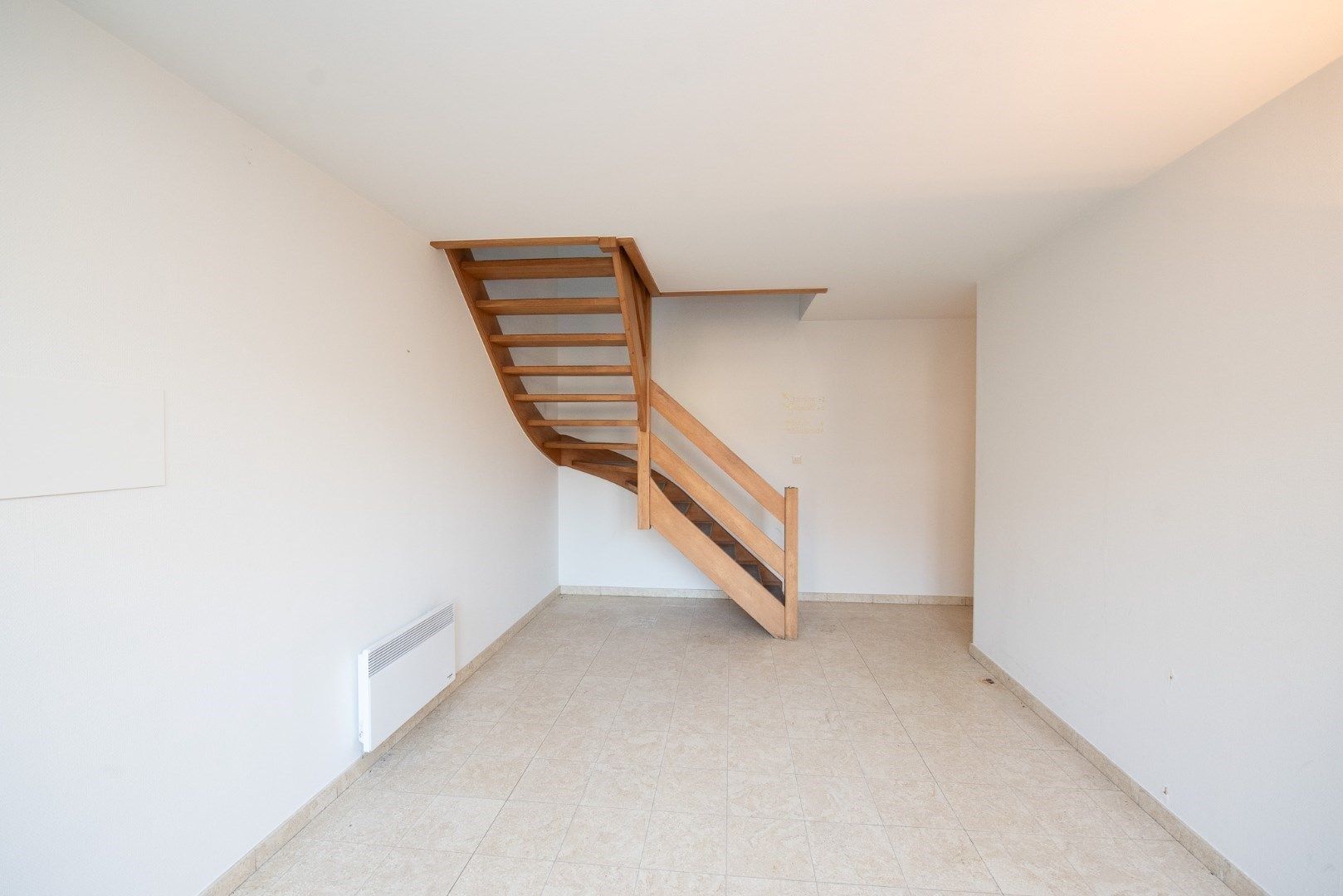 Zeer ruim pand TE HUUR op een zeer interessante commerciële ligging te Beveren-Leie!! foto 12