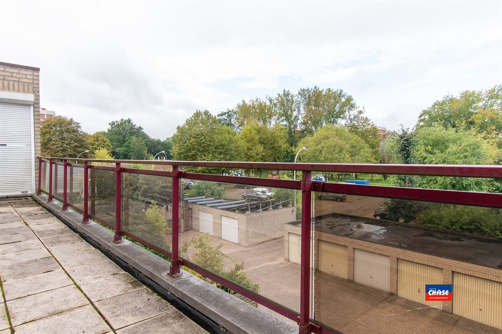 Knap appartement met twee grote slaapkamers, ruim zonnig terras, kelder en garagebox foto 9