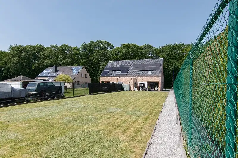 Rustig gelegen, ruime woning op een perceel van 6 aren 65 centiaren. Riante indeling met 4 slaapkamers en een open leefruimte die uitgeeft op de tuin. foto 11
