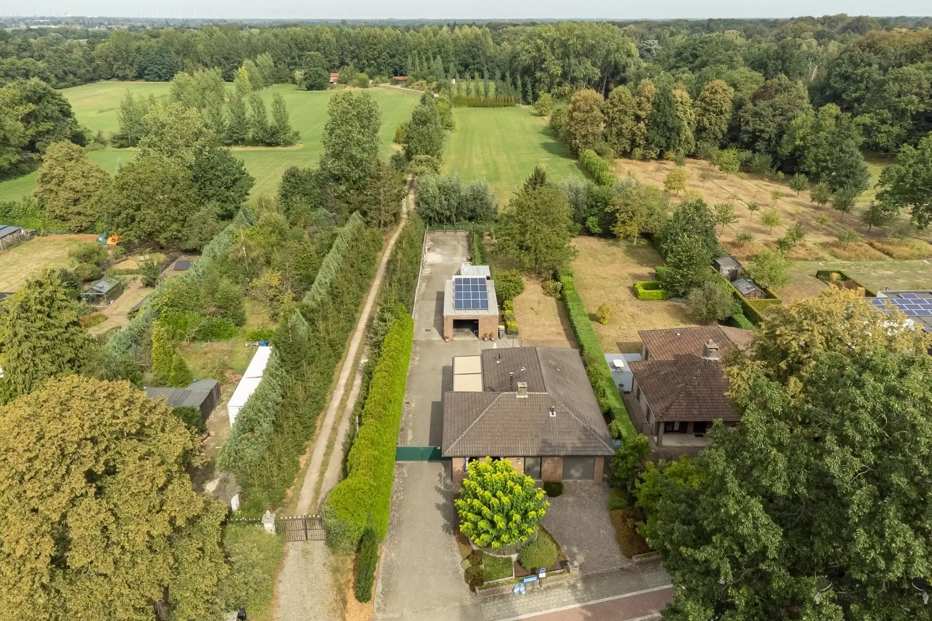 Ruime villa met magazijn op 1.650 m² in Kapellen foto 2