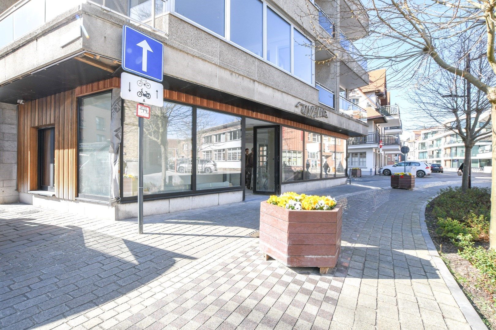 Te huur: volledig vernieuwd handelspand op toplocatie in De Haan foto 9