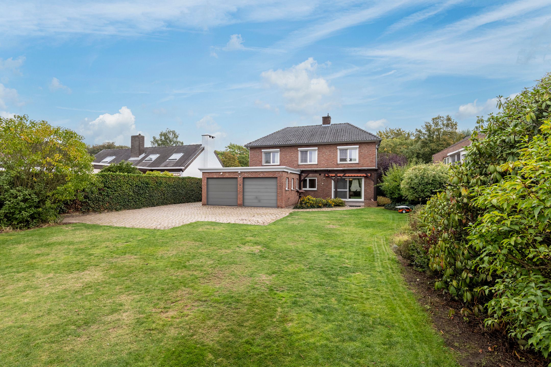 Charmante gezinswoning met 4 slks, dubbele garage op 772 m² foto {{pictureIndex}}