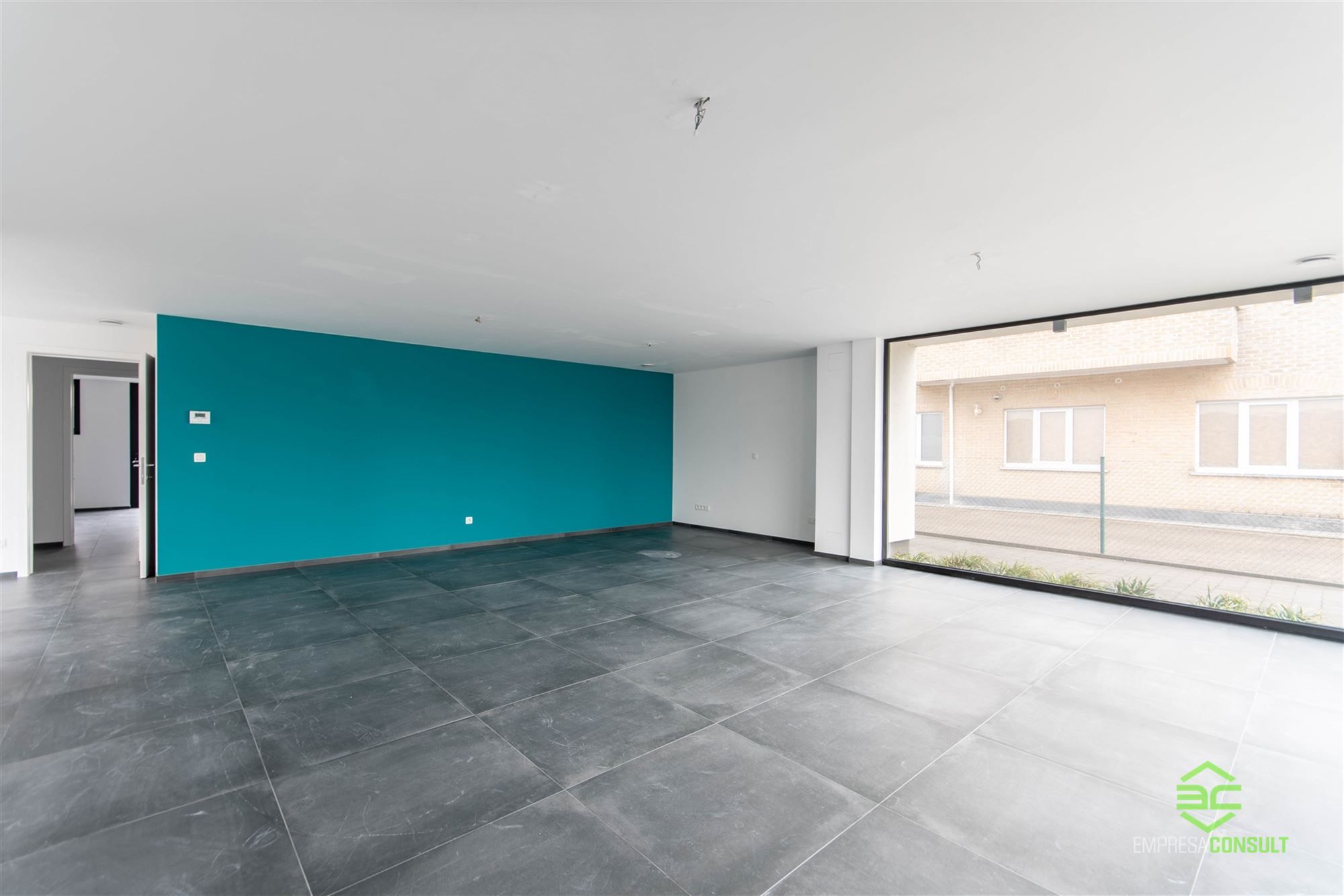 Toonzaal met appartement en 2 ruime garages op een topligging! foto 3