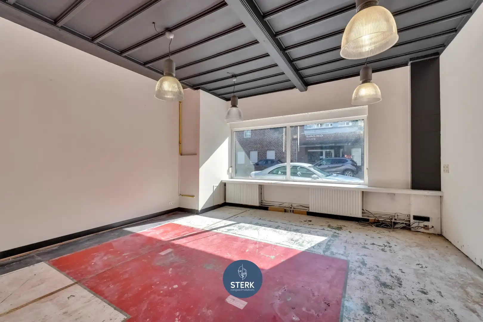 VEELZIJDIGE HANDELSRUIMTE + APPARTEMENT MET RUIME LOODS IN CENTRUM LANAKEN !  foto 7