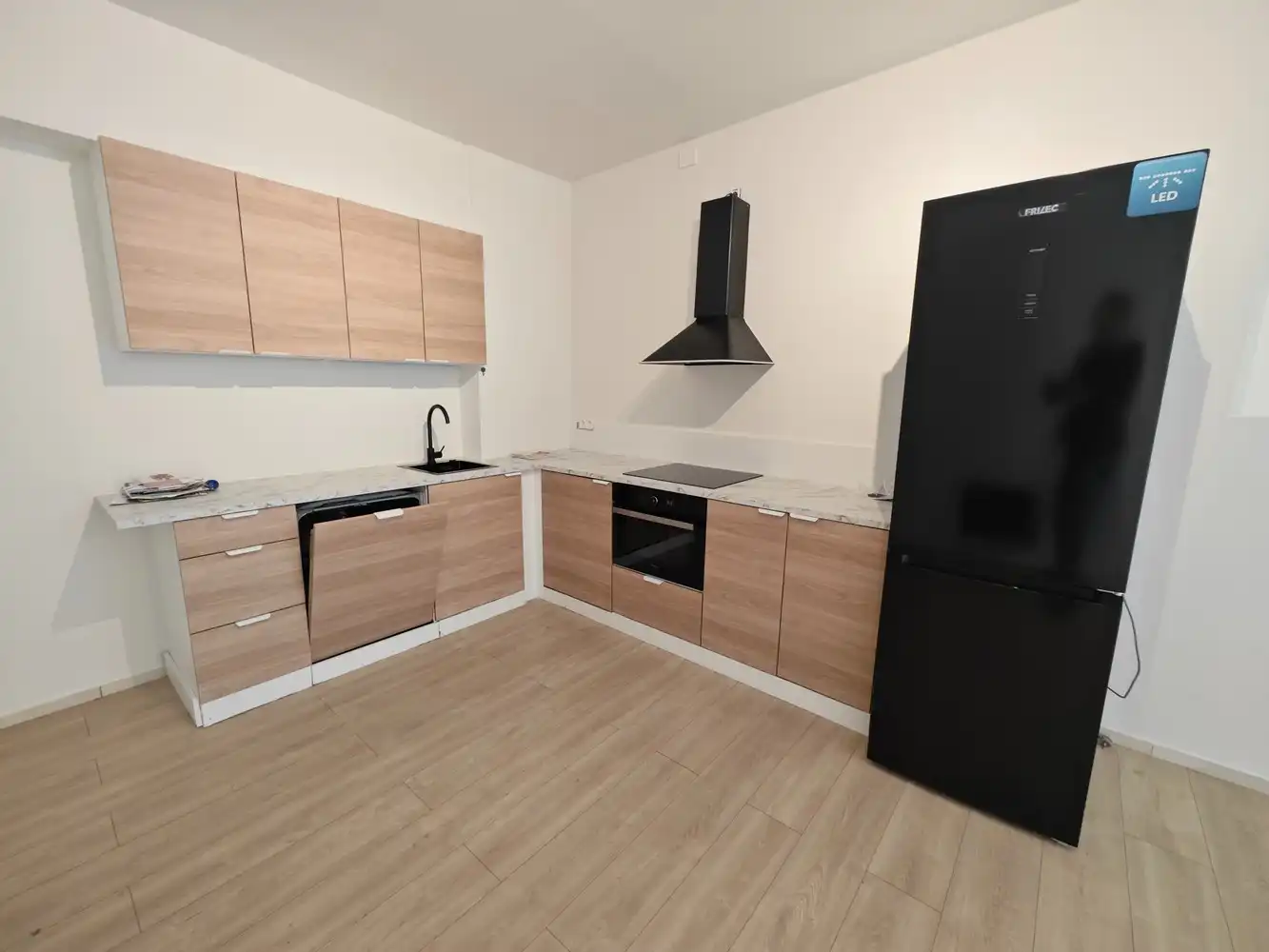 Gerenoveerde kantoorruimte met opslag foto 6