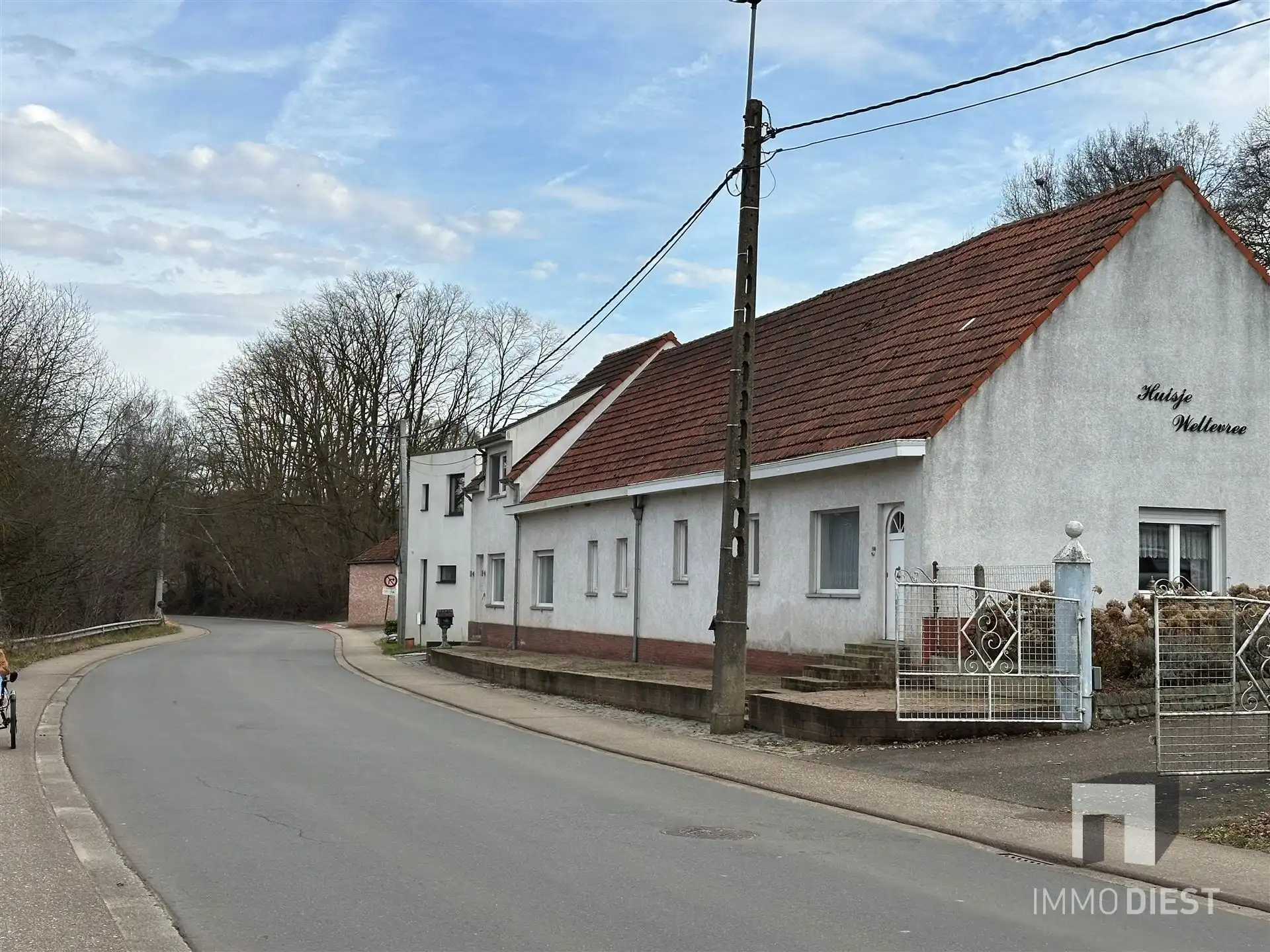 Woning met grote garage en stalling foto 4