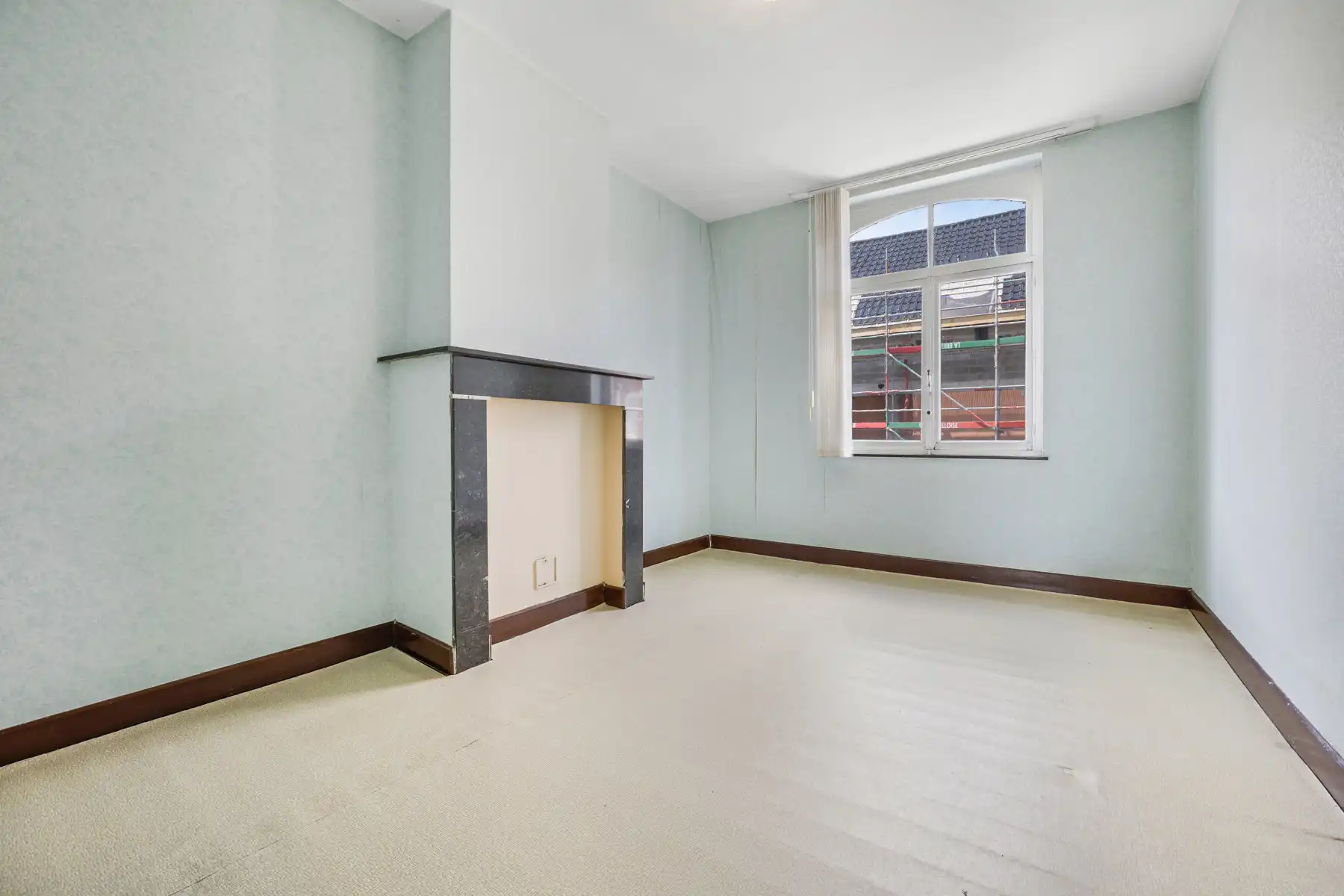 Te renoveren woning met veel mogelijkheden en garage foto 15