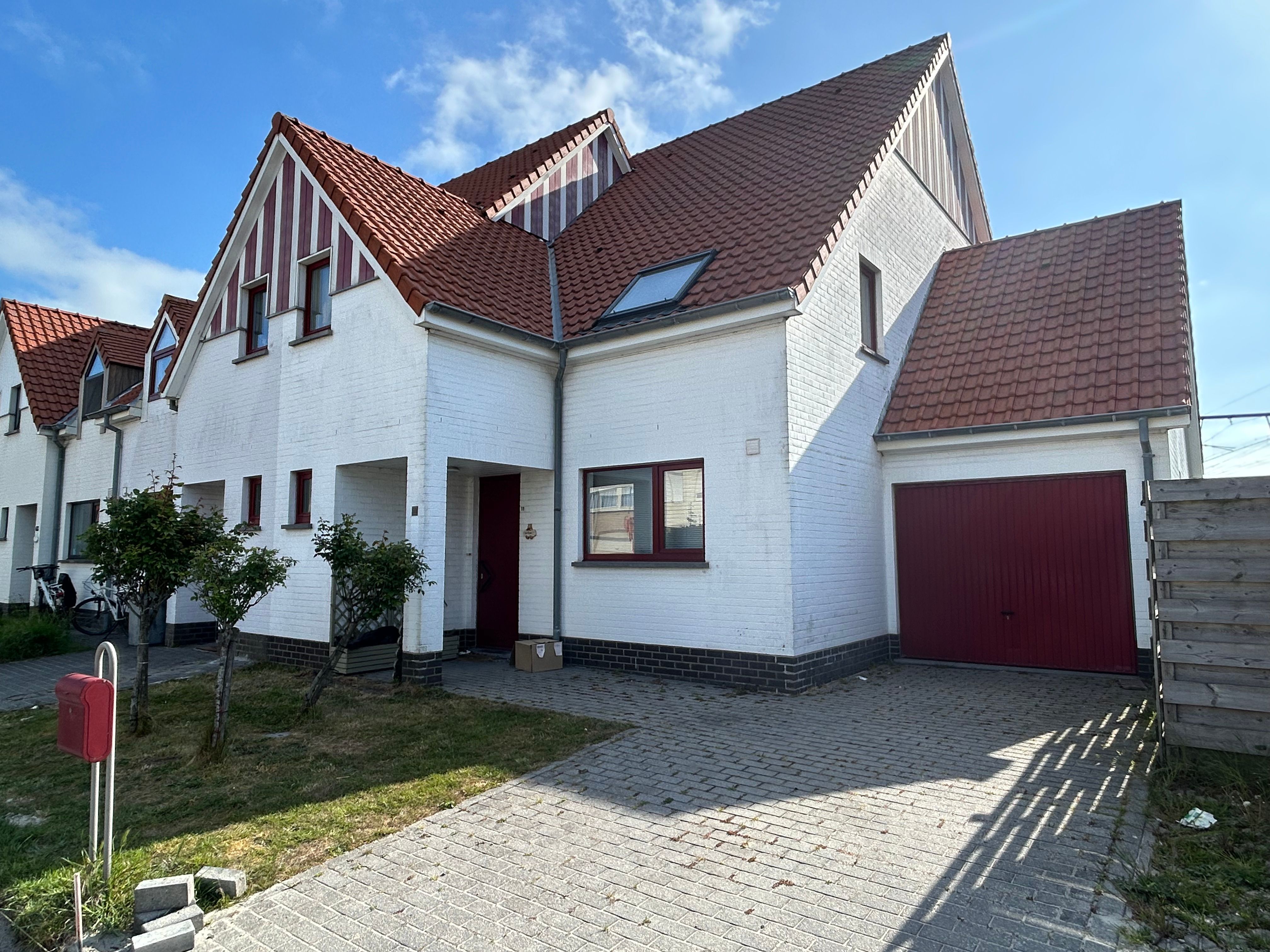 Half open woning met zonnige tuin foto {{pictureIndex}}