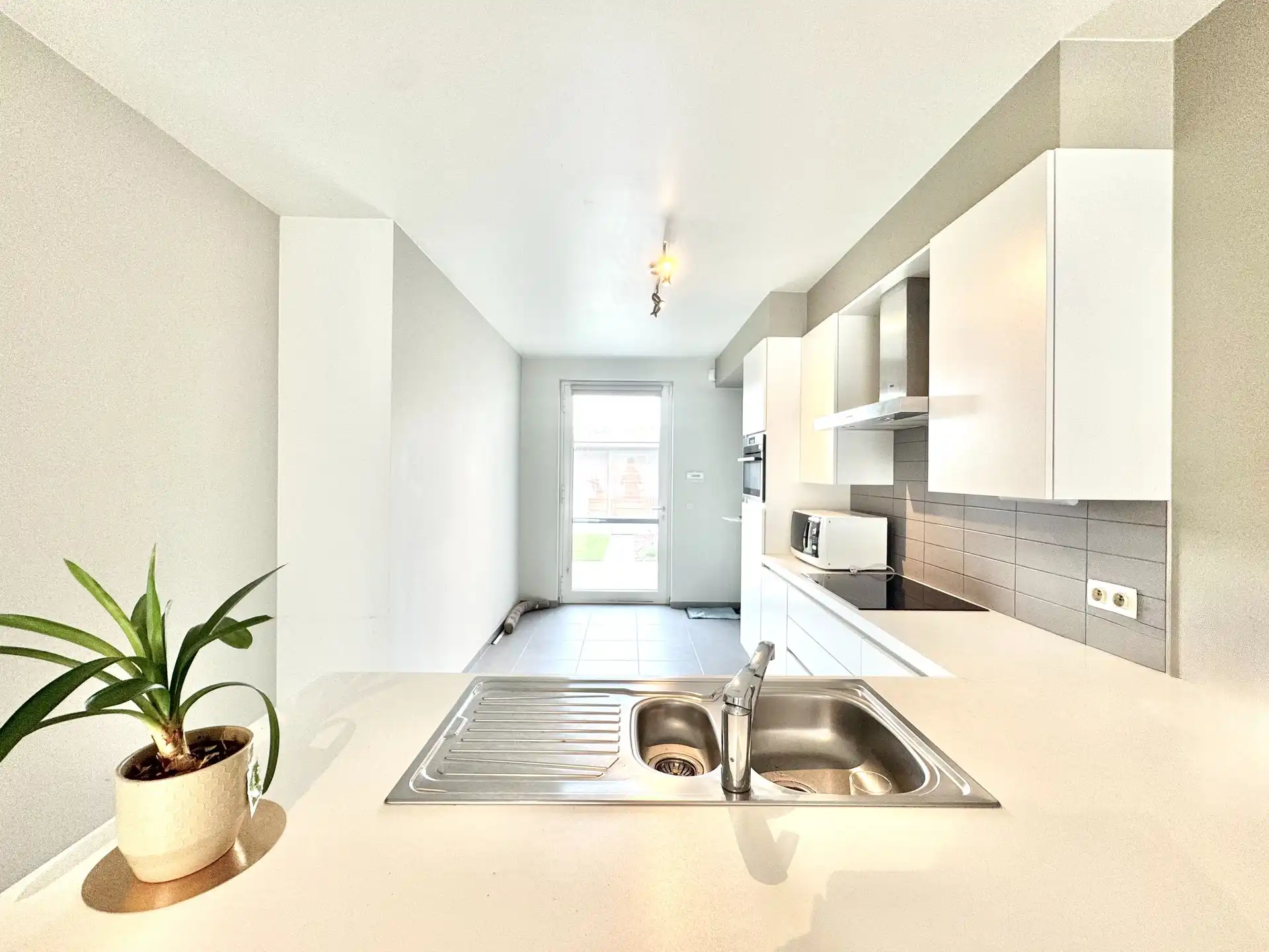 GELIJKVLOERS APPARTEMENT | VOOR- EN ACHTERTUIN | 2 KAMERS | GARAGE | 140 M² foto 18