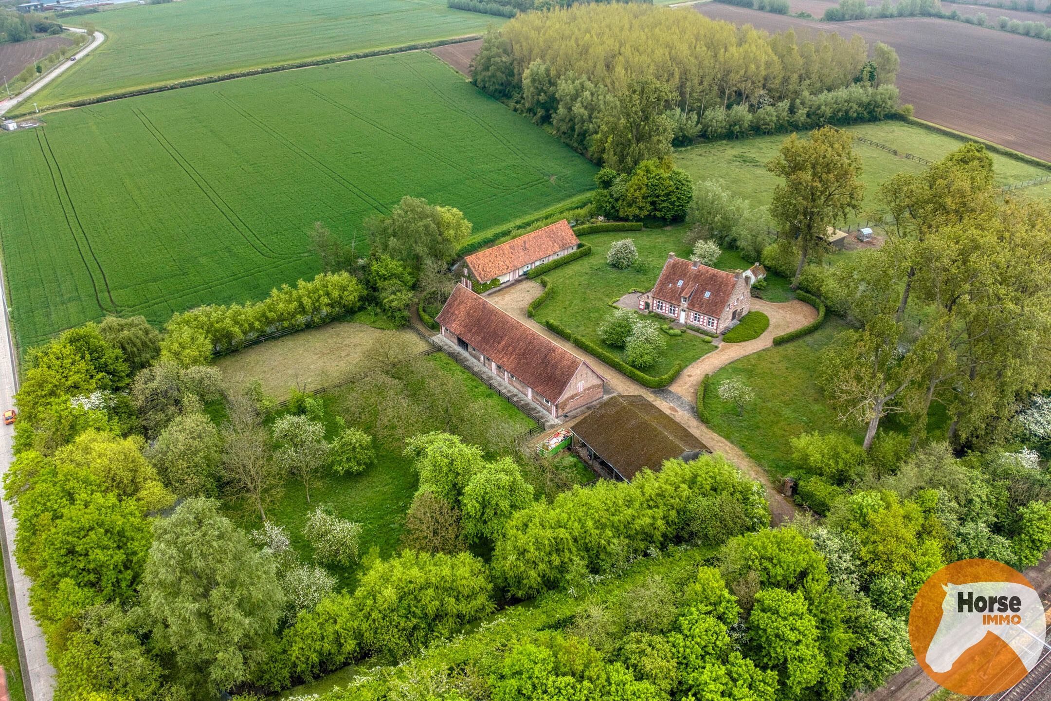 Hoofdfoto van de publicatie: BEERVELDE - Prachtige hoeve met twee authentieke bijgebouwen