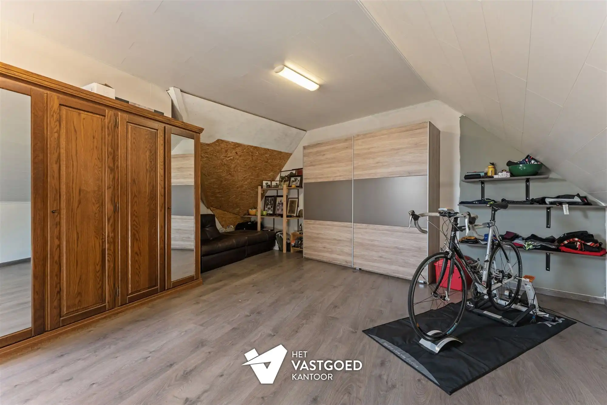 ZEER RUIM DUPLEX APPARTEMENT (158M²) MET 3 SLAAPKAMERS EN ONDERGRONDSE STAANPLAATS MET BERGING TE TESSENDERLO foto 22