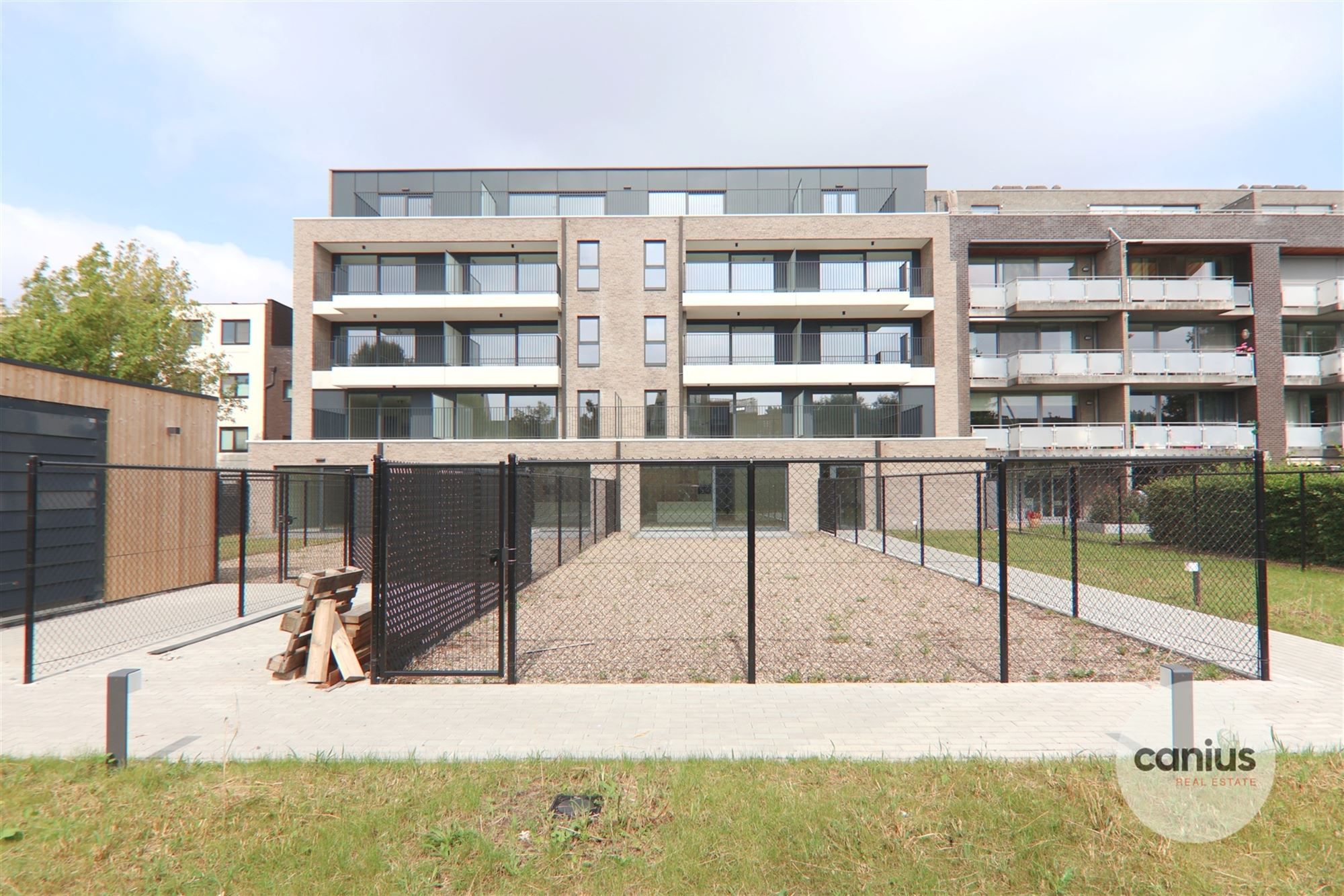 GESCHILDERDE PENTHOUSE IN HARTJE HASSELT MET 1 SLK + 2 TERRASSEN & PARKING foto 12