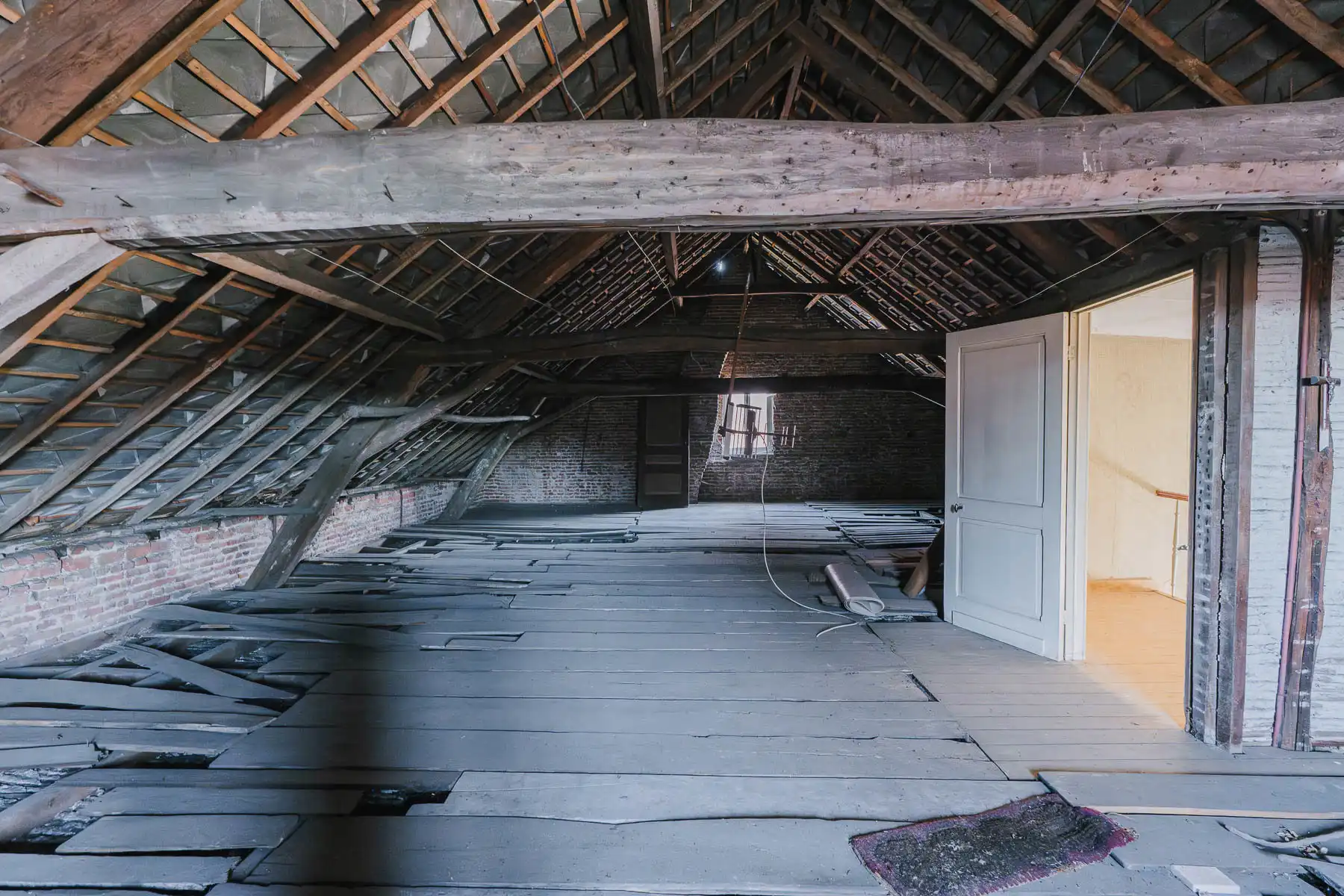 Karaktervolle, te renoveren woning met tal van mogelijkheden foto 23