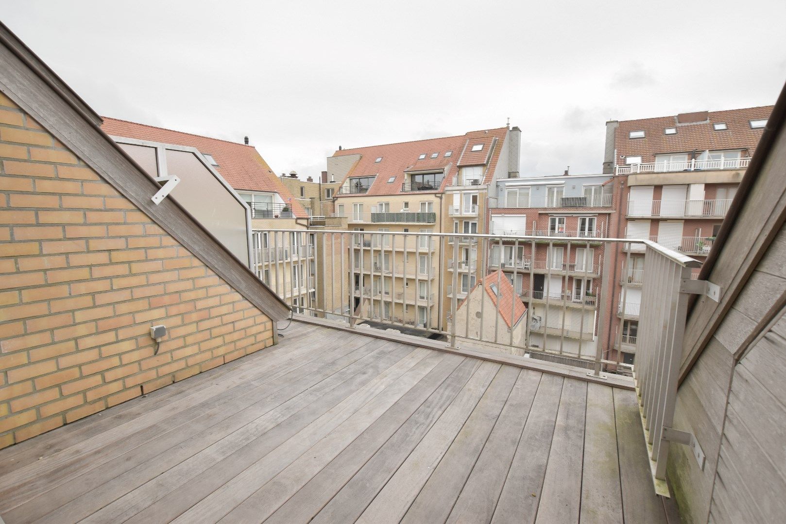 Prachtig gerenoveerd duplex appartement met 3 slaapkamers gelegen vlakbij het strand en het bruisende centrum. foto 10