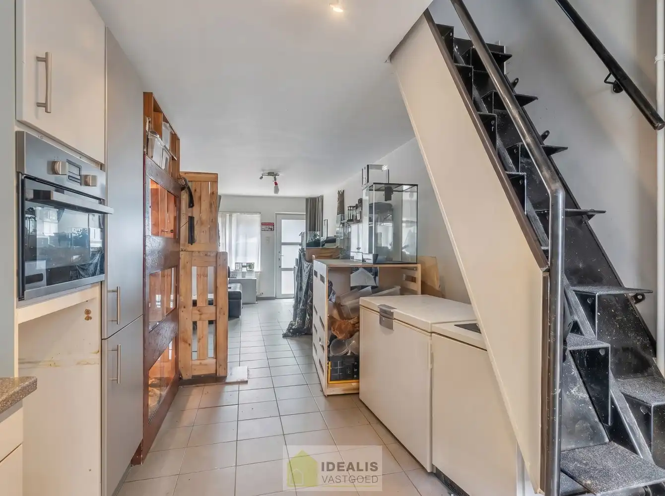 IDEALIS VASTGOED – CHARMANTE EENGEZINSWONING TE WIJCHMAAL, PEER! Deze woning omvat ca. 70m² bewoonbare oppervlakte op een perceel van ca. 1a33ca met op het gelijkvloers woonkamer en keuken en op de verdieping slaapkamer, nachthal en badkamer. Uiterst geschikt voor kandidaten op zoek naar een betaalbare woning. foto 4