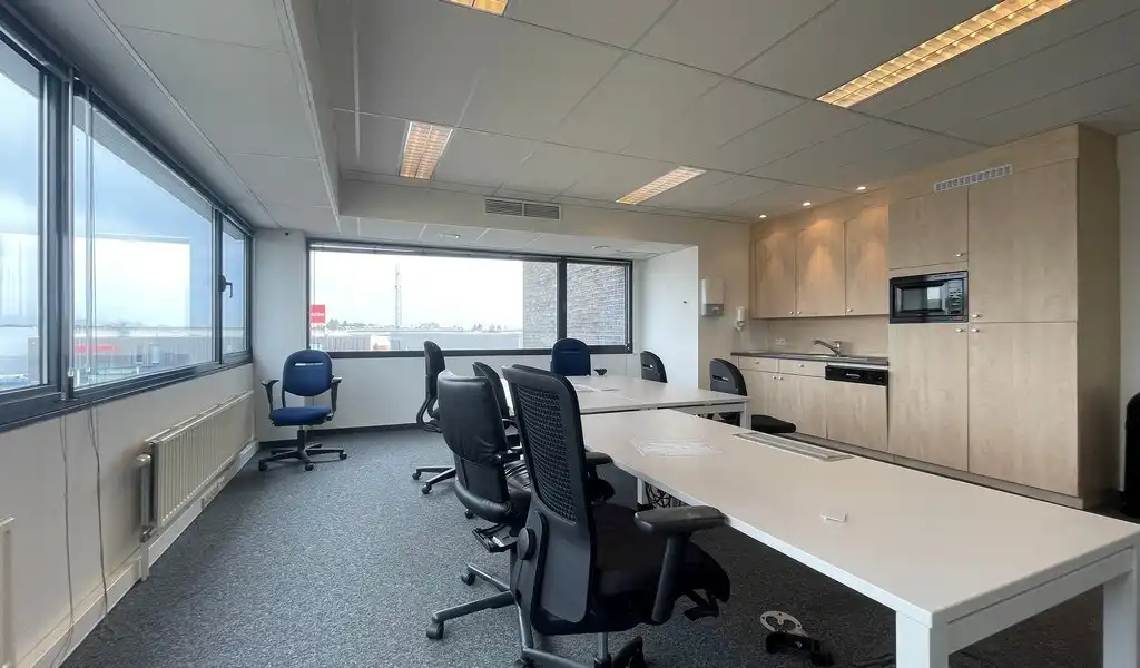 Ingedeelde kantoorruimte met parking te huur in Aartselaar foto 5
