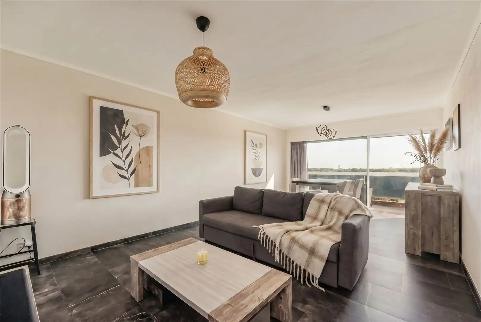 Lichtrijk appartement met panoramisch uitzicht en autostaanplaats foto 3