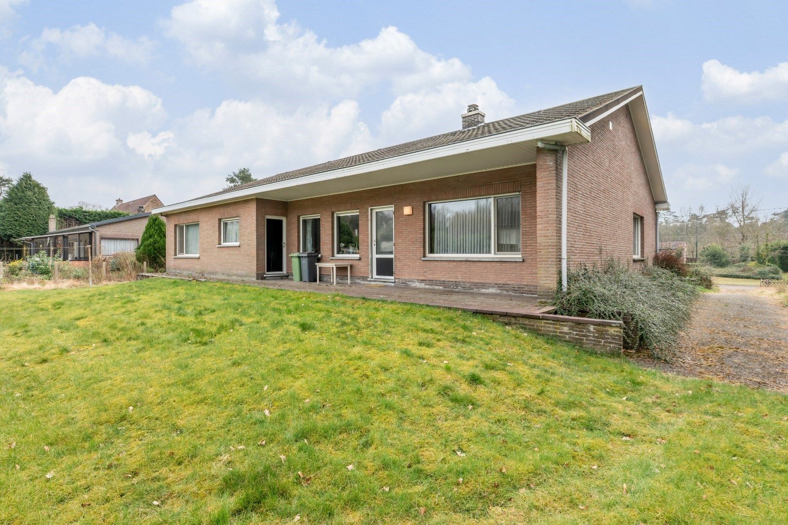Woning met tuin, garage en 3 slaapkamers met 1715m² oppervlakte foto {{pictureIndex}}