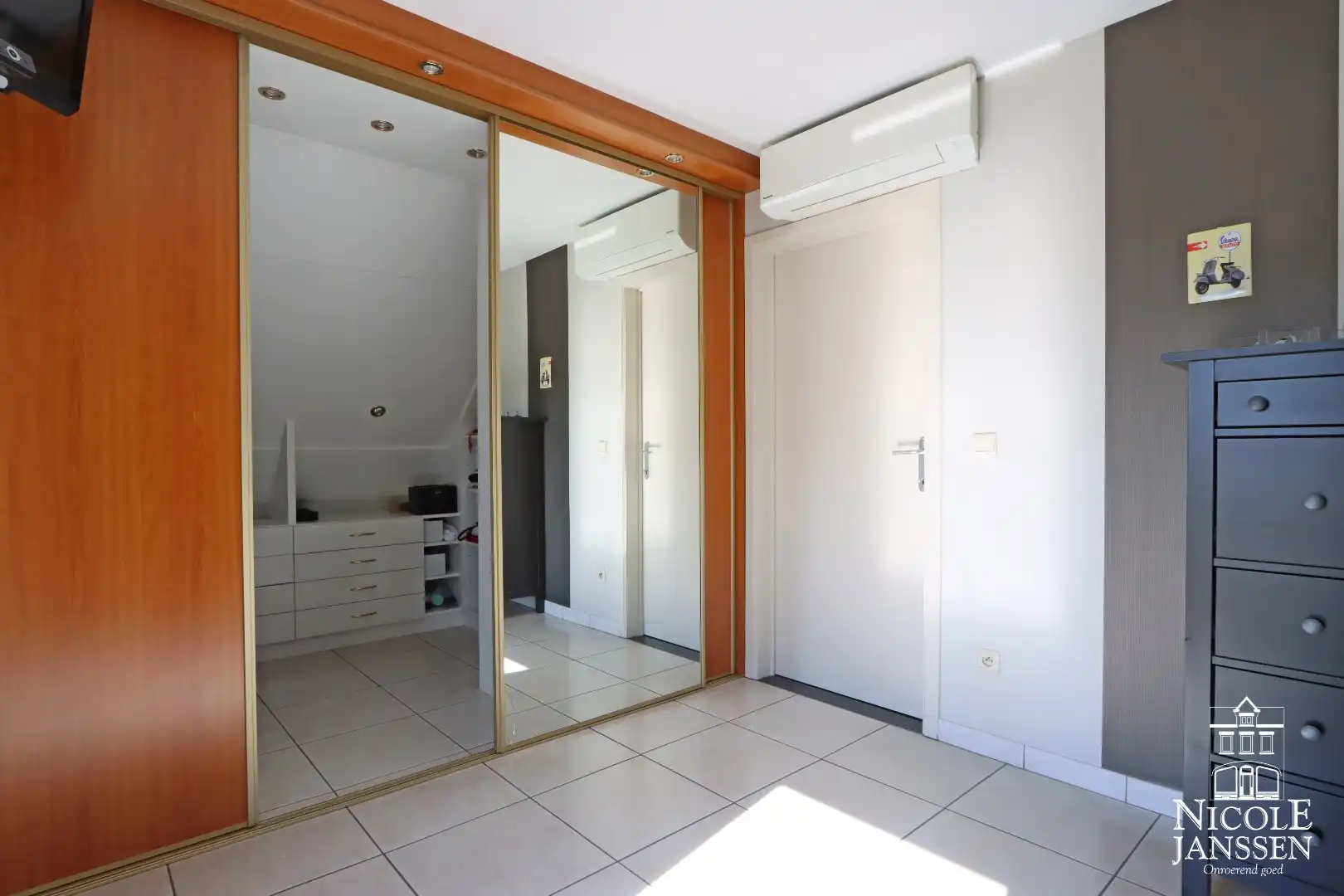 Instapklare woning met ruimte voor praktijk en mooie ingesloten tuin in Bree centrum foto 26