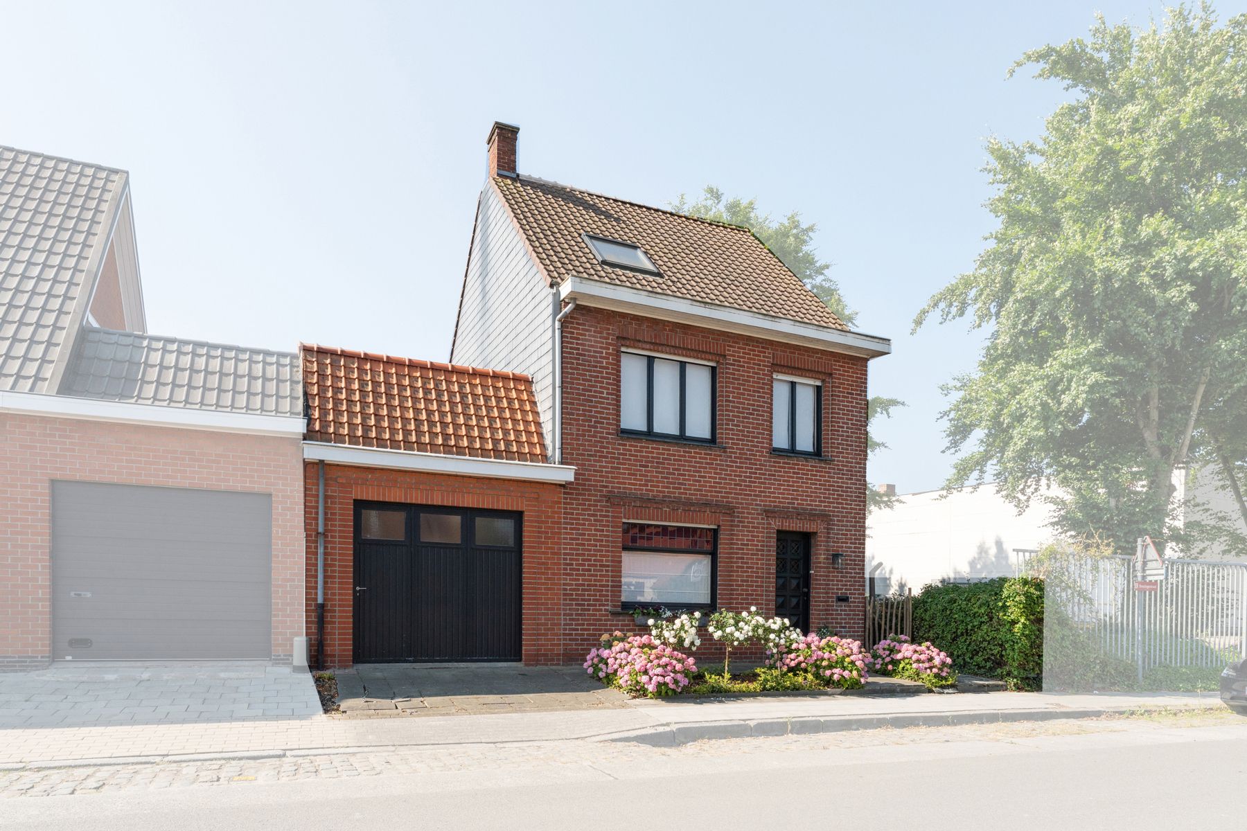 Charmante gezinswoning op ruim perceel foto 2
