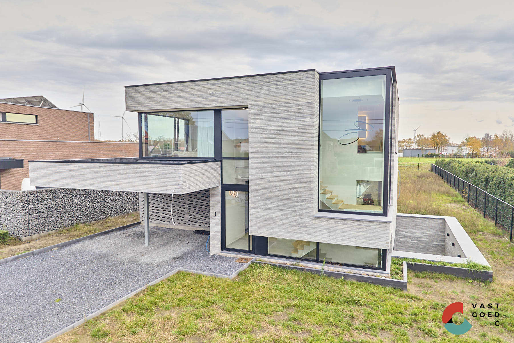 Moderne villa met zwembad op een knap perceel van 16 are. foto 4